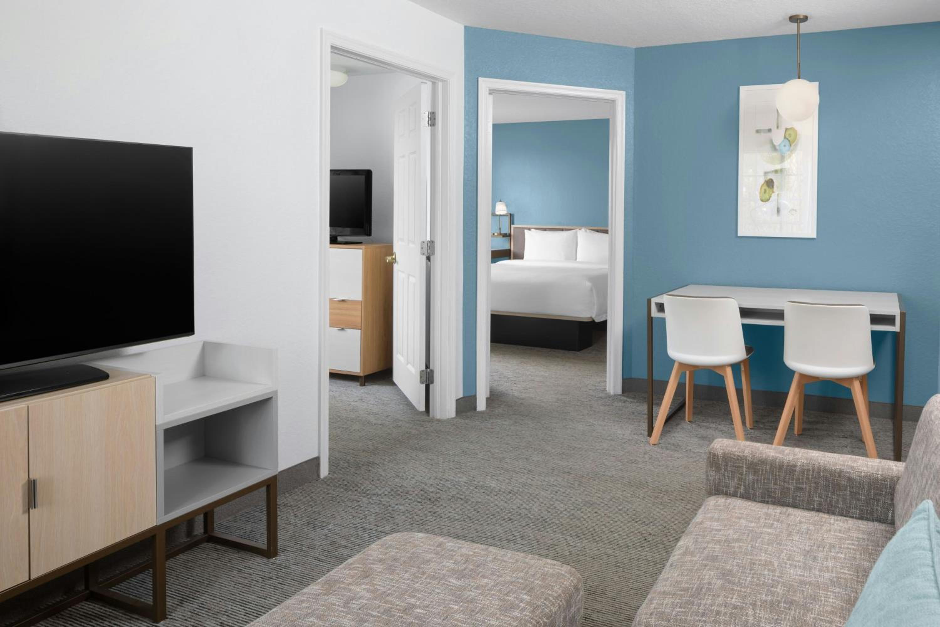Two-Bedroom Suite with Adapted Tub - Mobility and Hearing Accessible