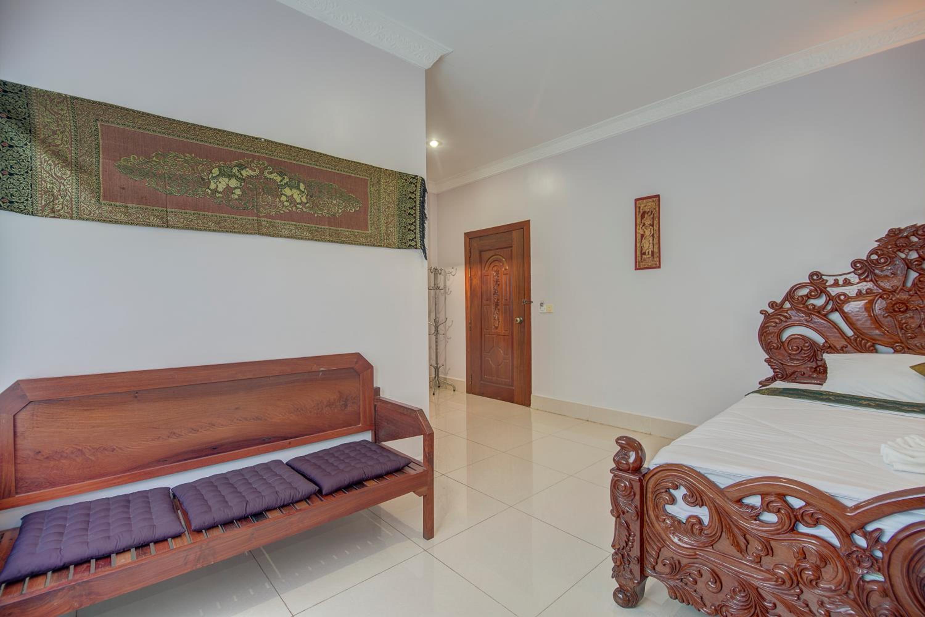 Superior Family Room - Photo 6