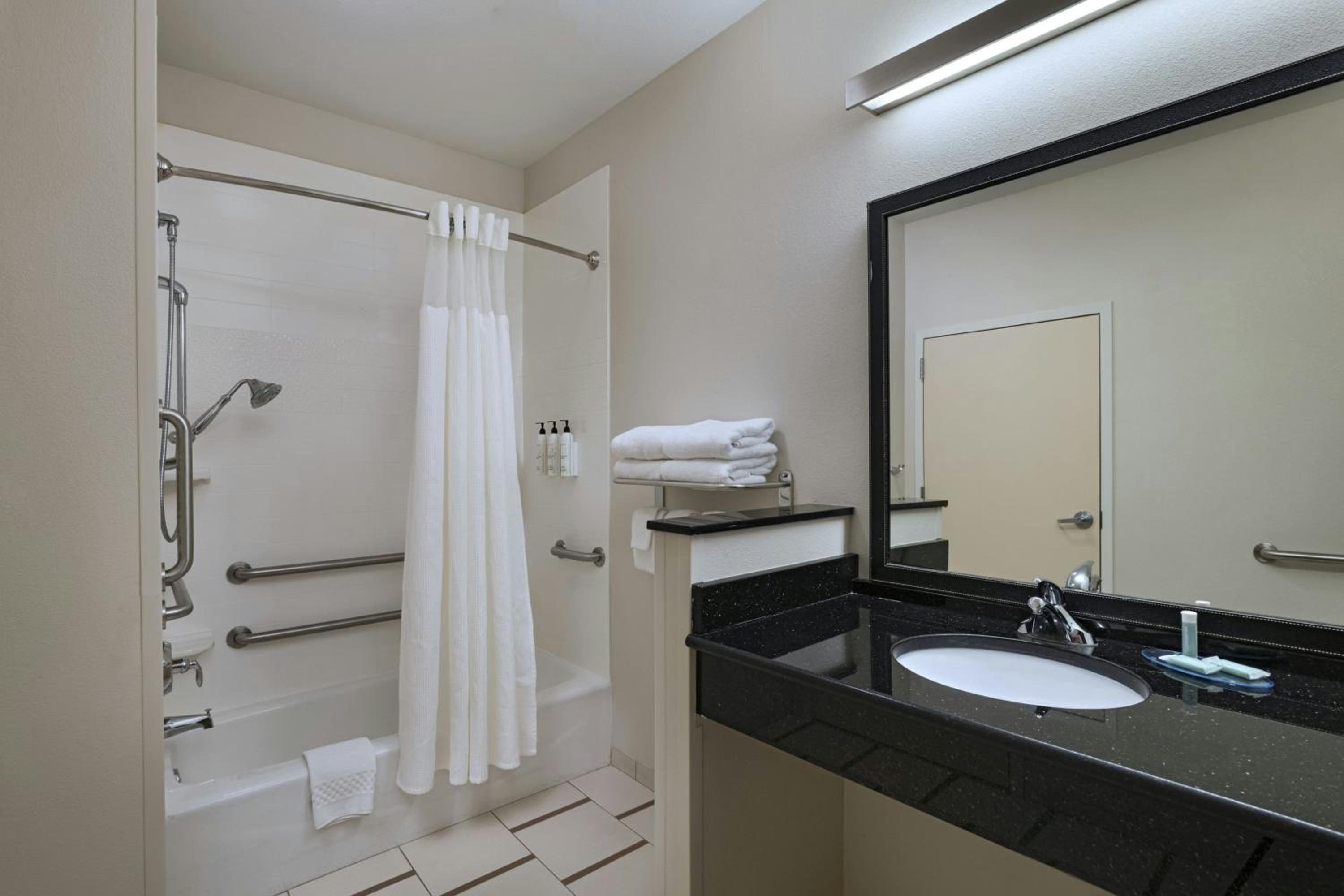 Queen Room with Two Queen Beds - Hearing Accessible