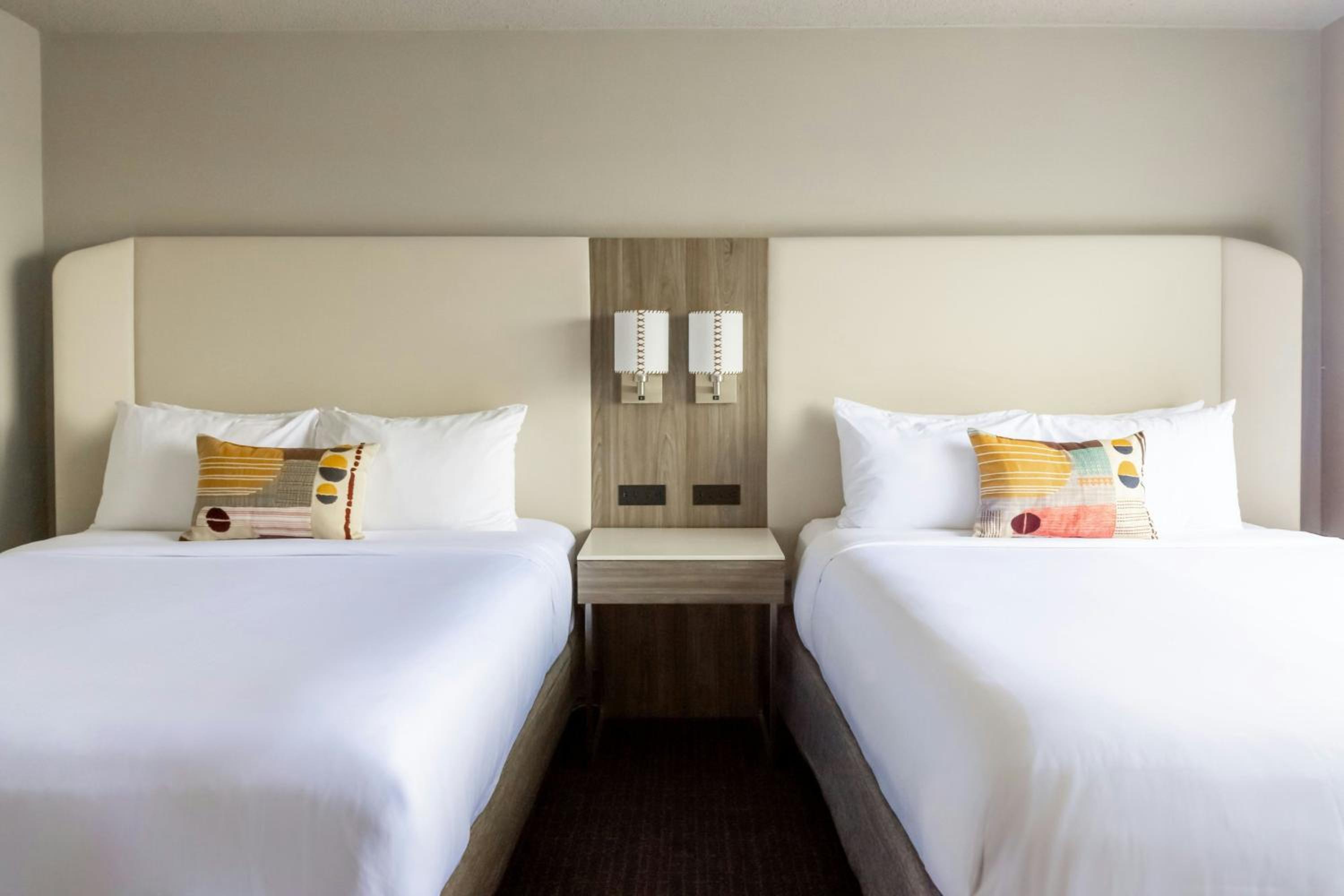 Deluxe Studio with Two Queen Beds - Photo 4