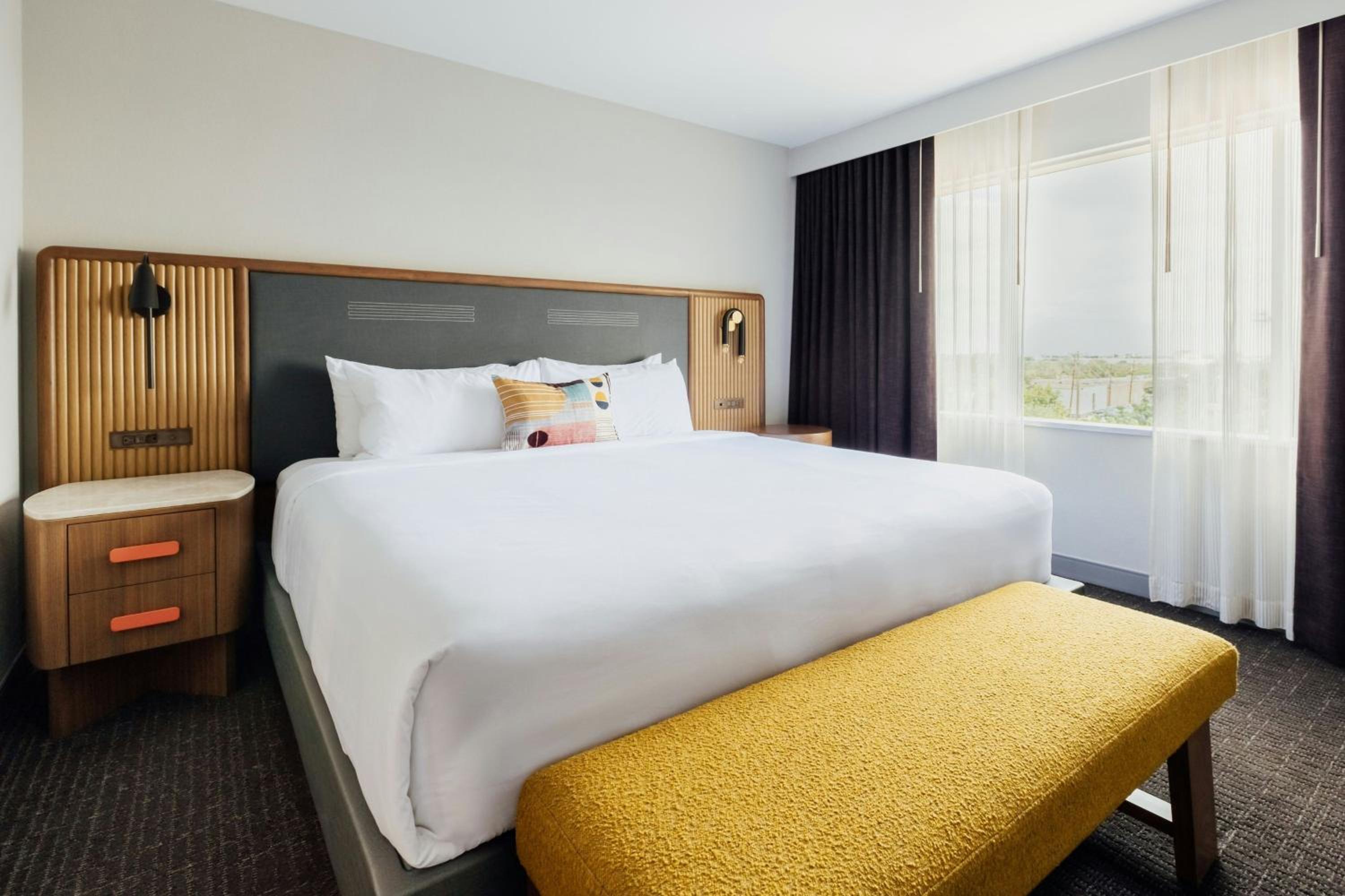 One-Bedroom Suite with One King Bed and Sofa Bed - Deluxe - Photo 2