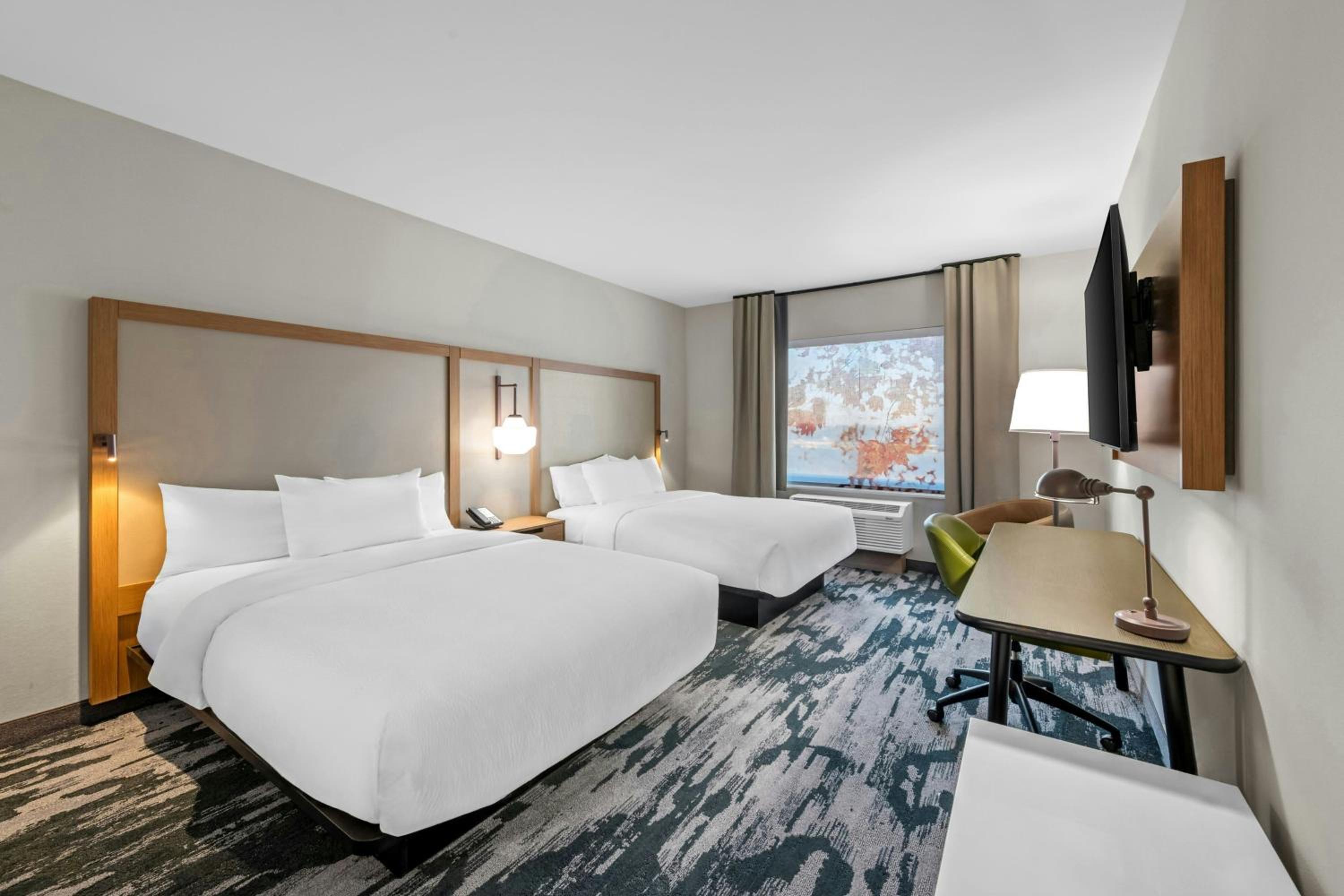Standard Queen Room with Two Queen Beds photo 2