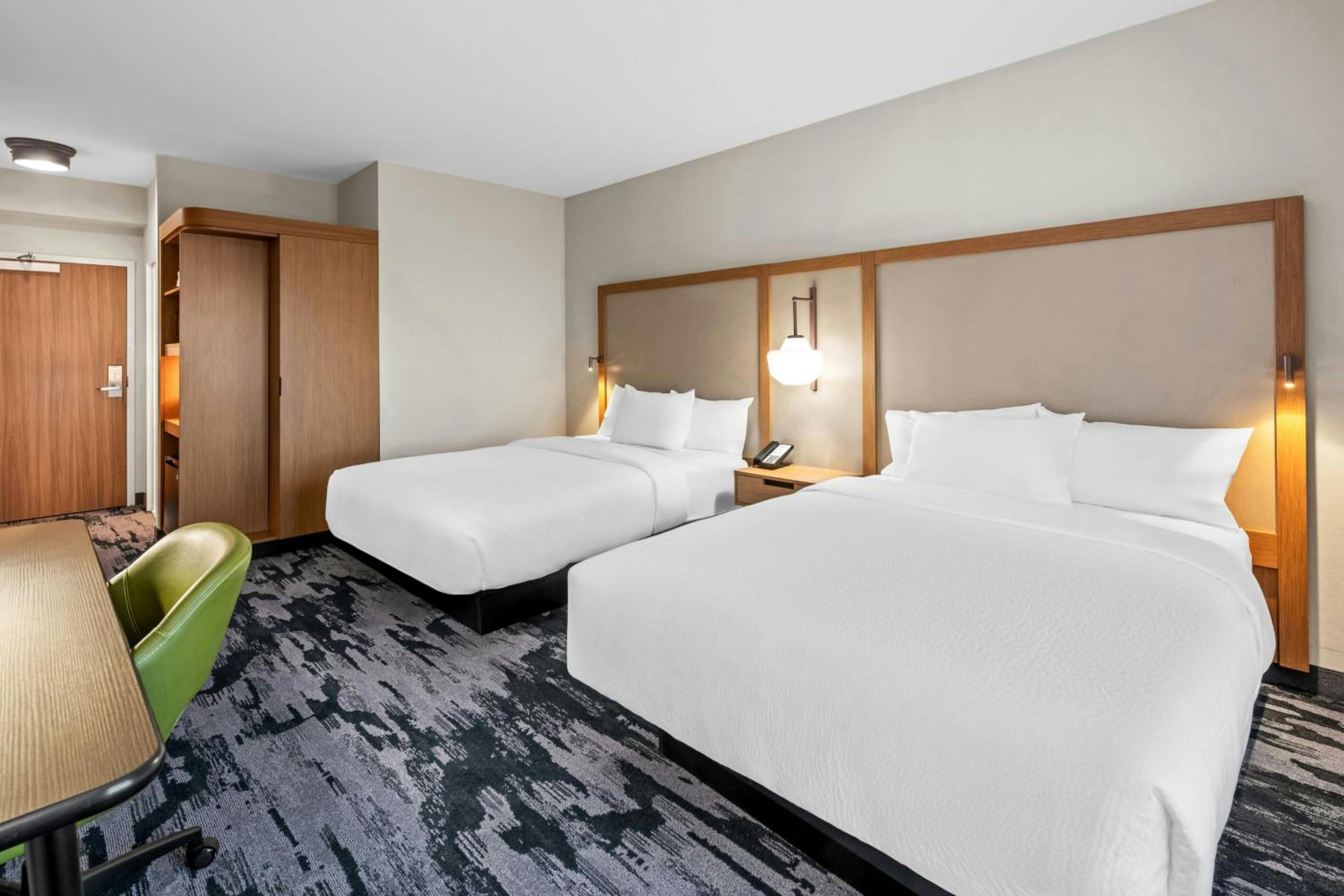 Standard Queen Room with Two Queen Beds photo 3