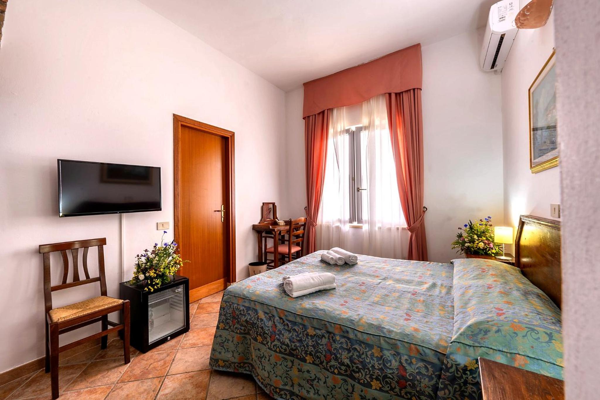 Economy Double Room photo 3