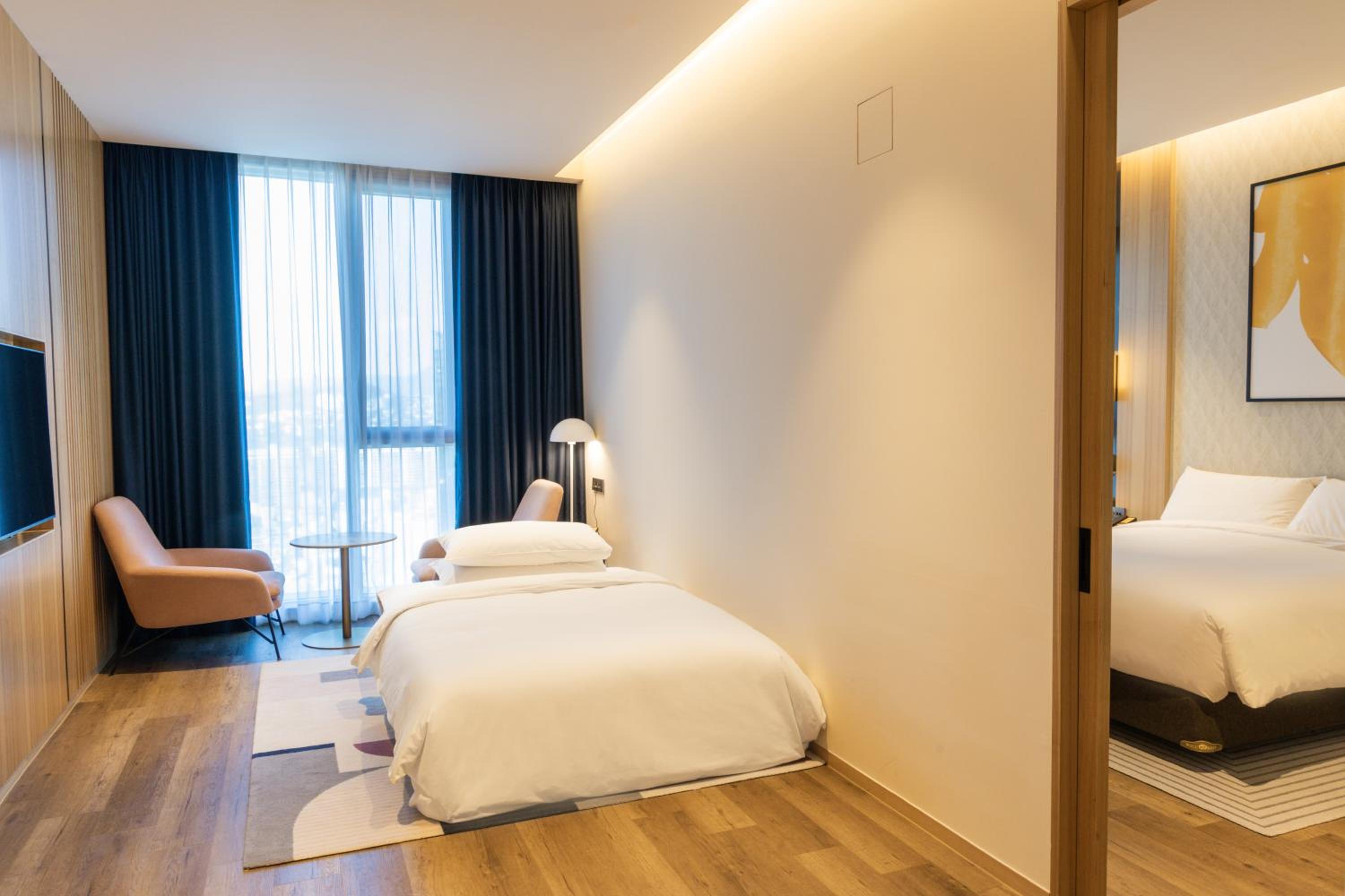 One-Bedroom Suite Bath with Sofa Bed - Photo 4