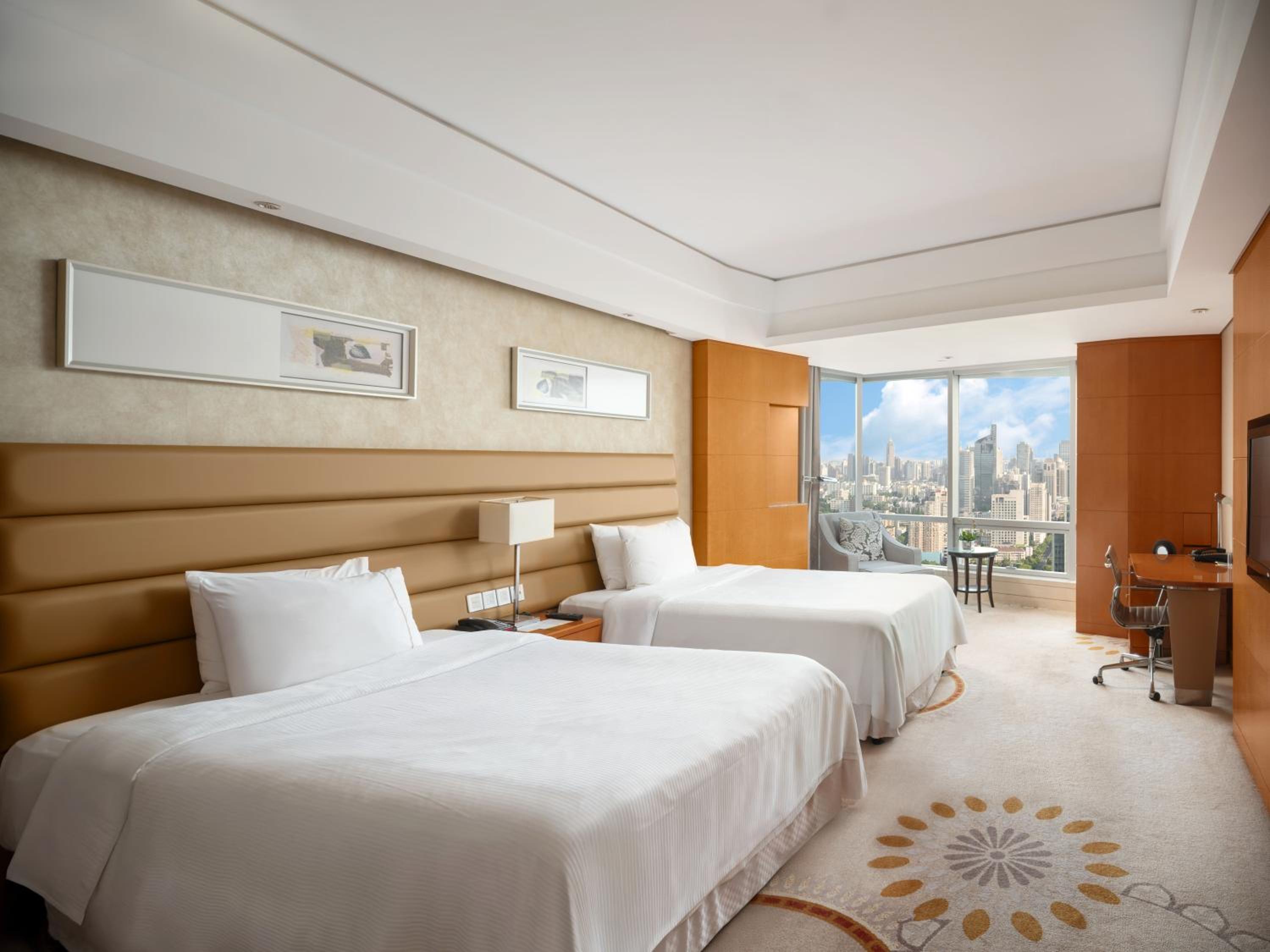 Superior Deluxe Twin Room with Skyline View photo 2
