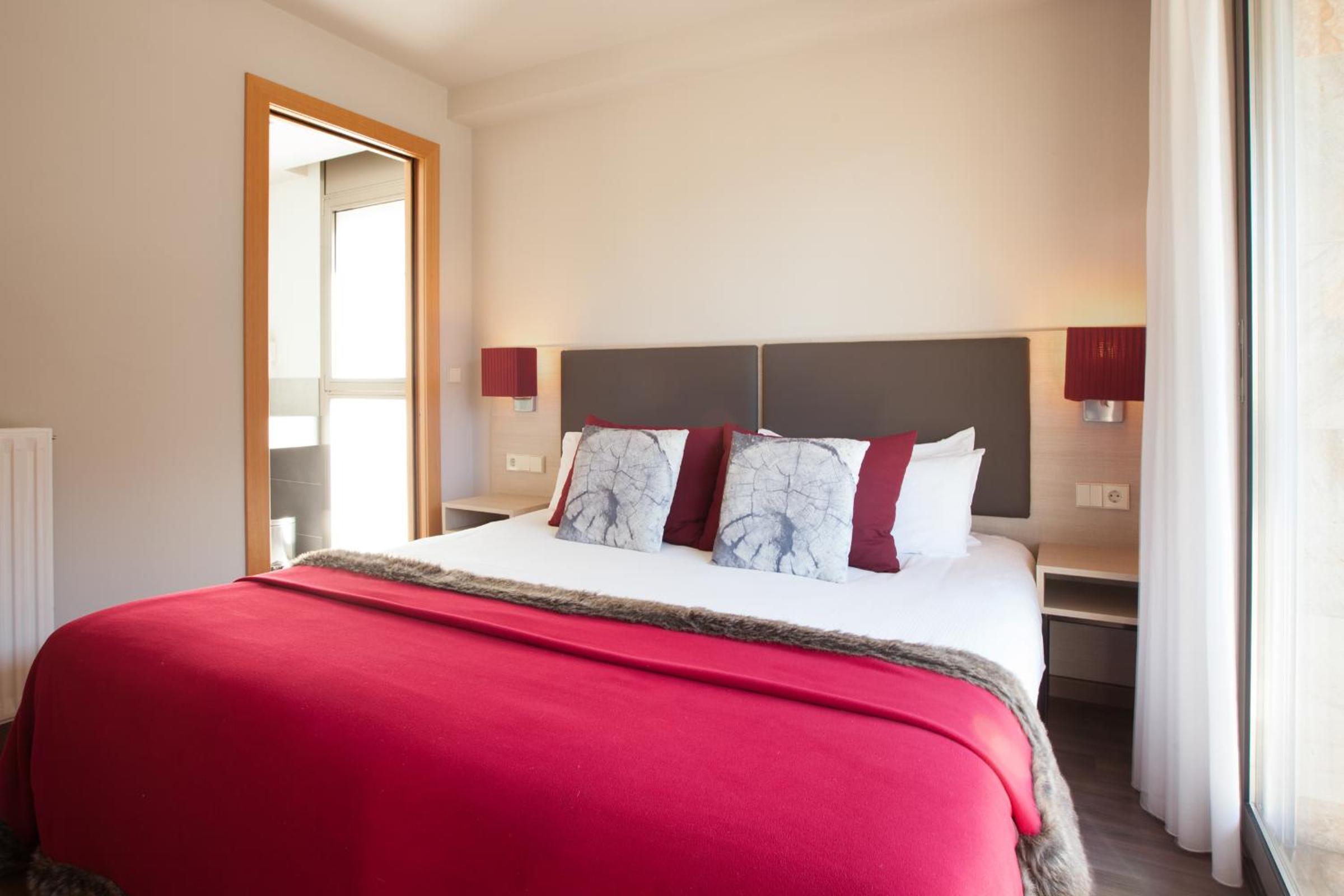 One-Bedroom Apartment with Balcony and Mountain Views. 5 min driving to Ski Area