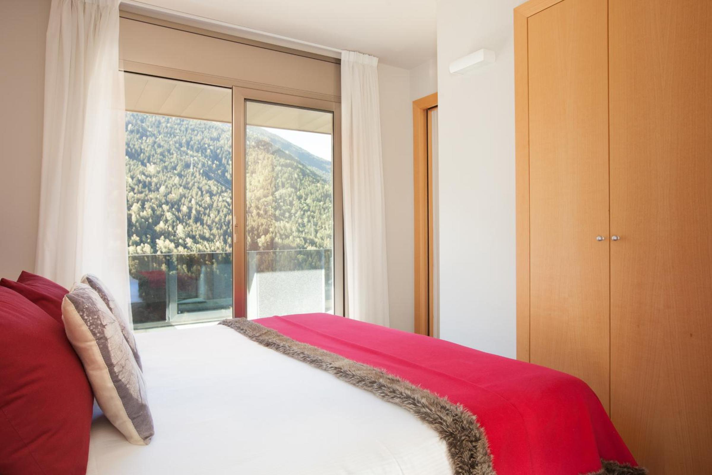 One-Bedroom Apartment with Balcony and Mountain Views. 5 min driving to Ski Area photo 2