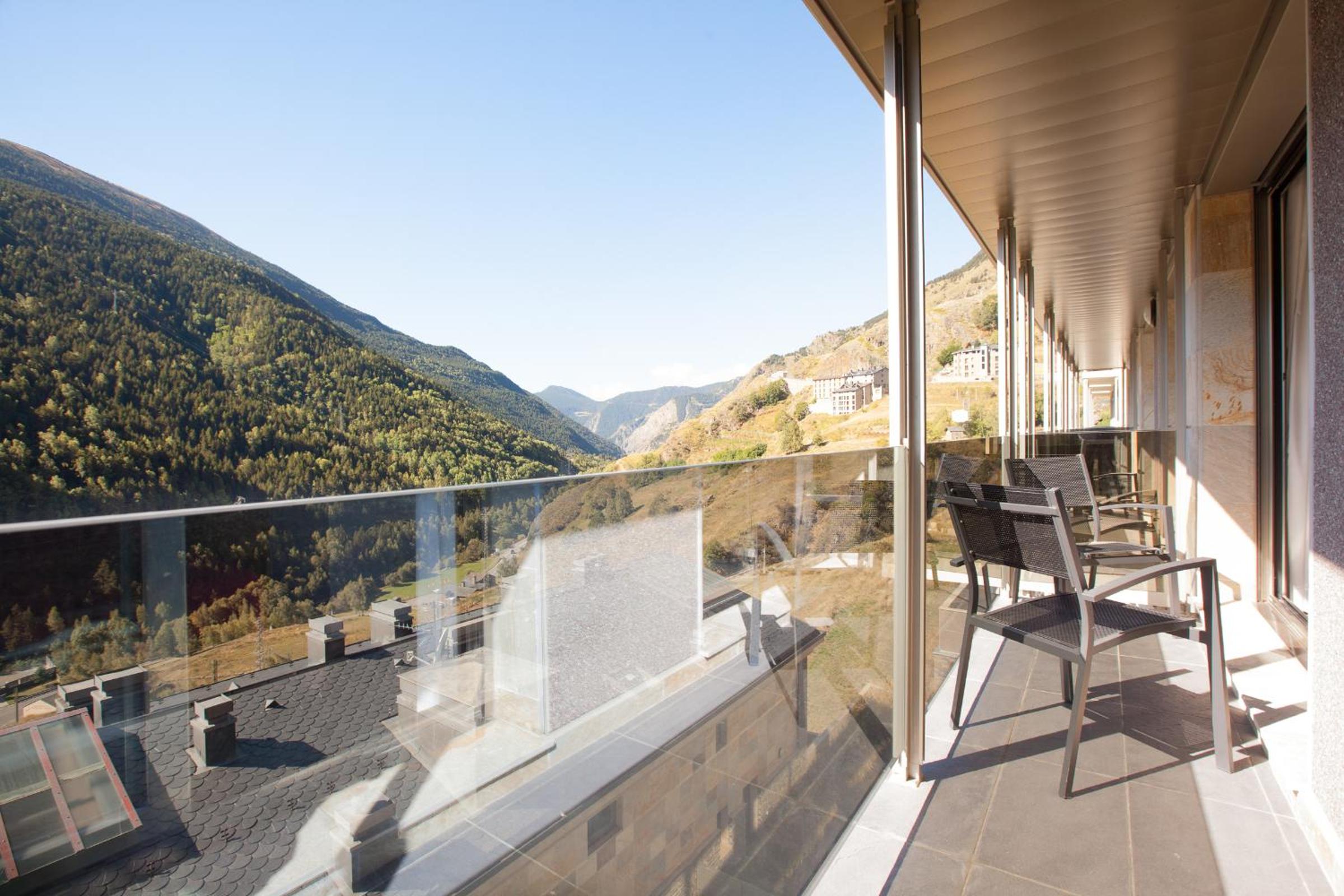 One-Bedroom Apartment with Balcony and Mountain Views. 5 min driving to Ski Area photo 3