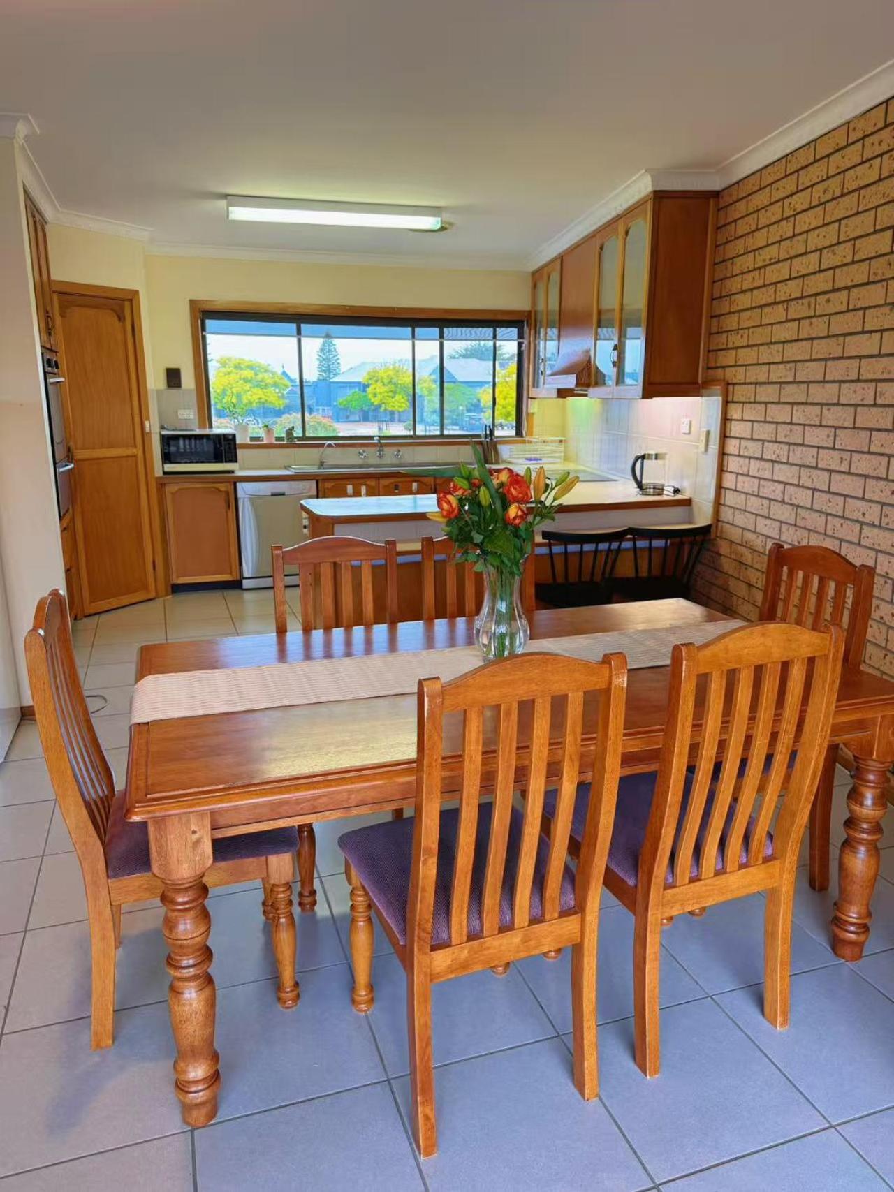 One-Bedroom Apartment with Lake View photo 2