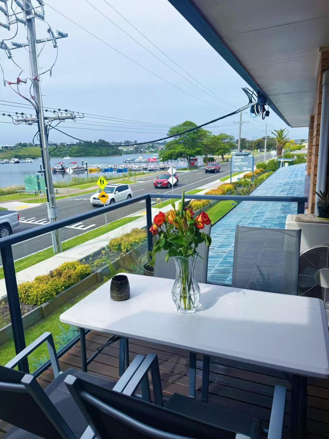 One-Bedroom Apartment with Lake View photo 3