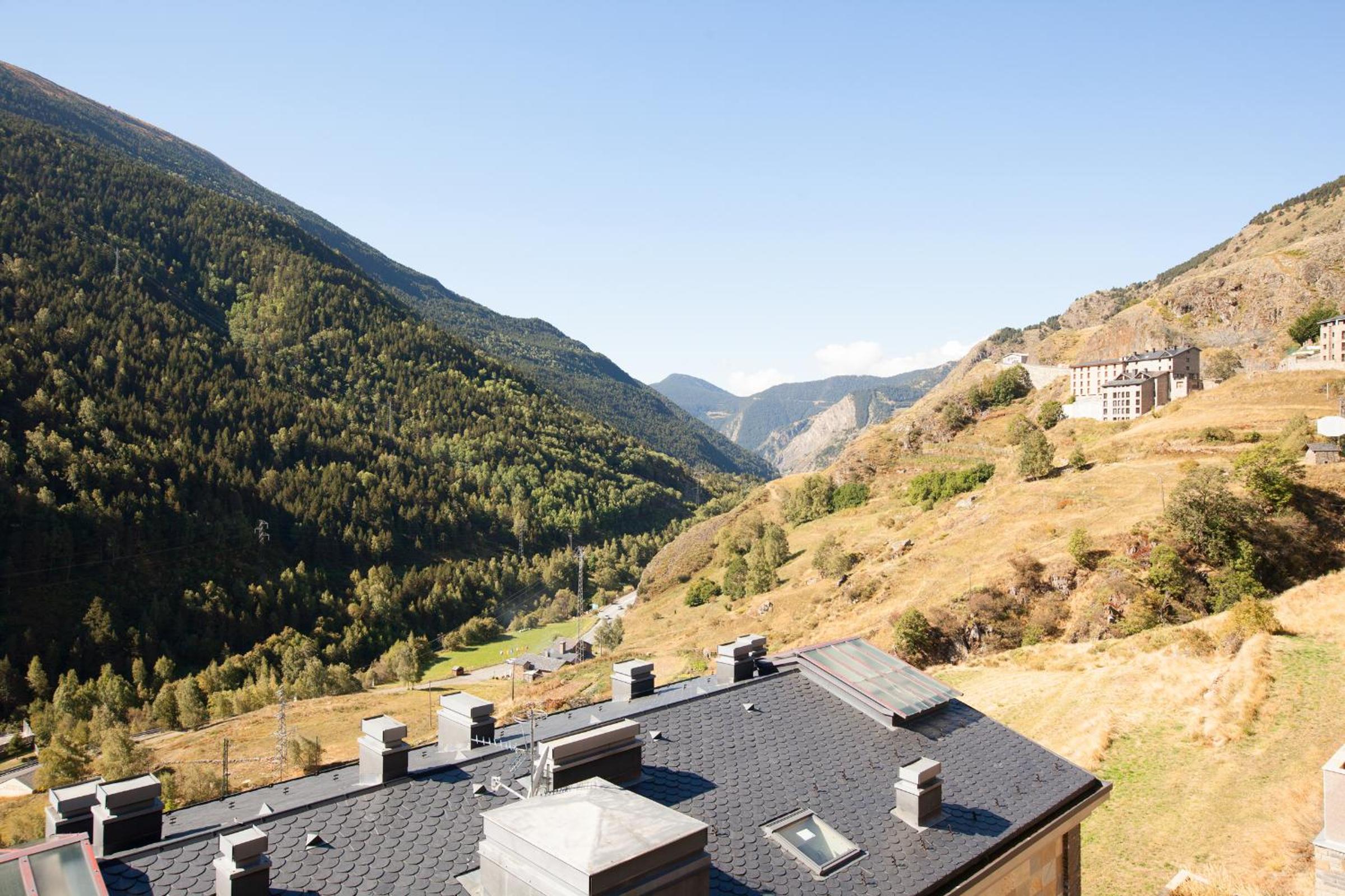 Two-Bedroom Apartment with Balcony and Mountain Views. 5 min driving to Ski Area photo 2