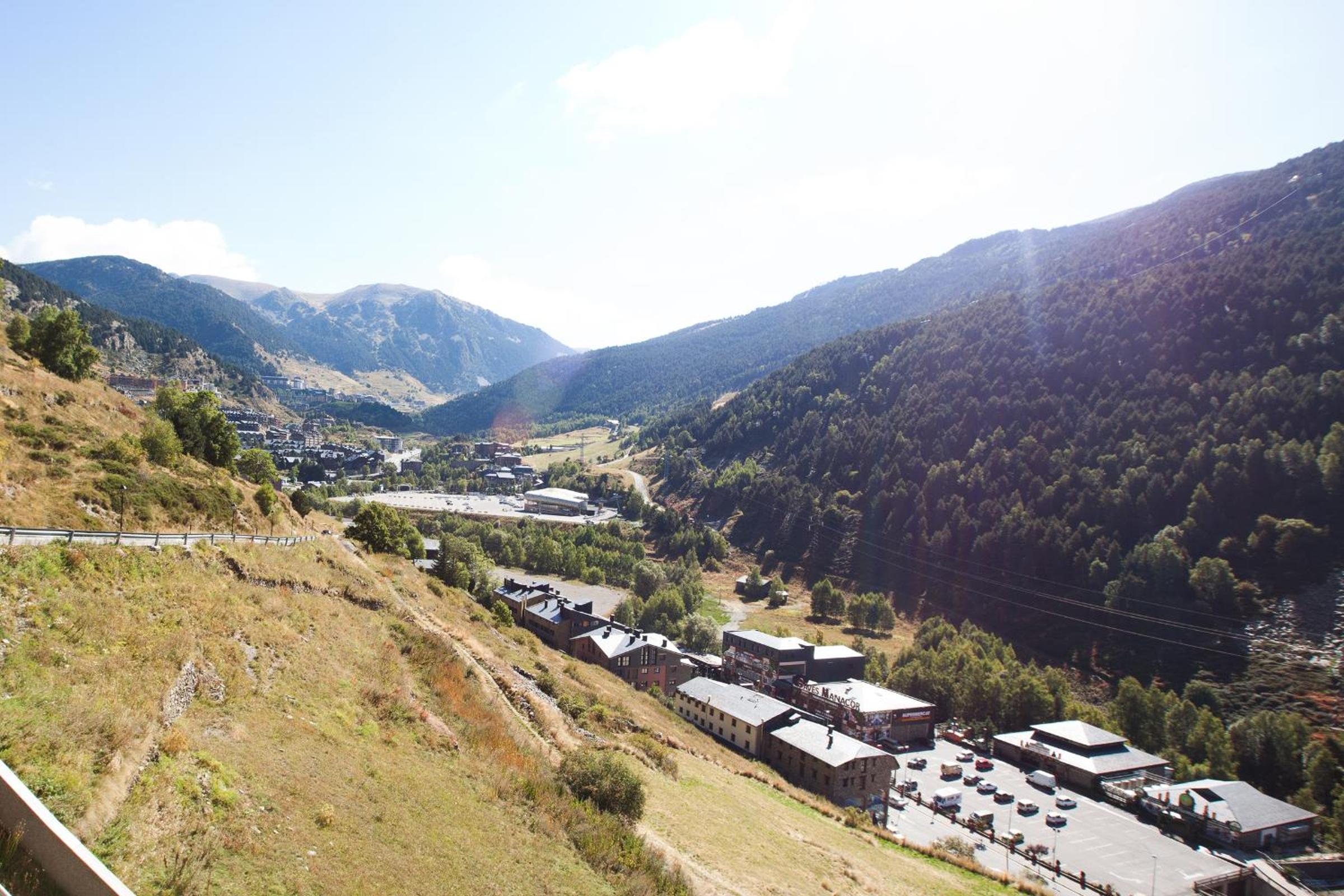 Two-Bedroom Apartment with Balcony and Mountain Views. 5 min driving to Ski Area photo 3