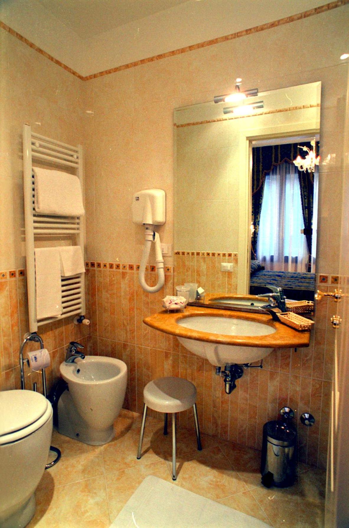 Double or Twin Room with Extra Bed photo 2