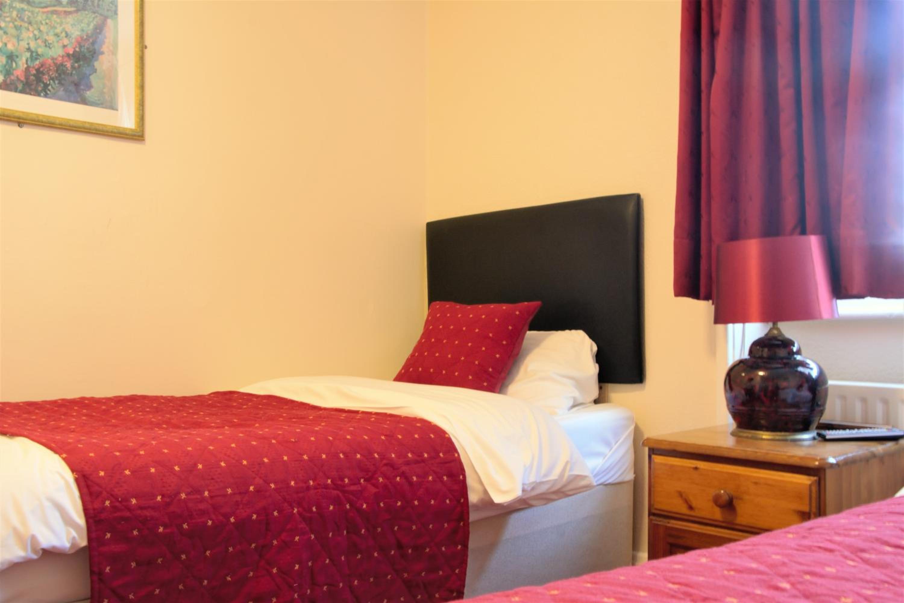 Twin Room with Private Bathroom - Photo 3