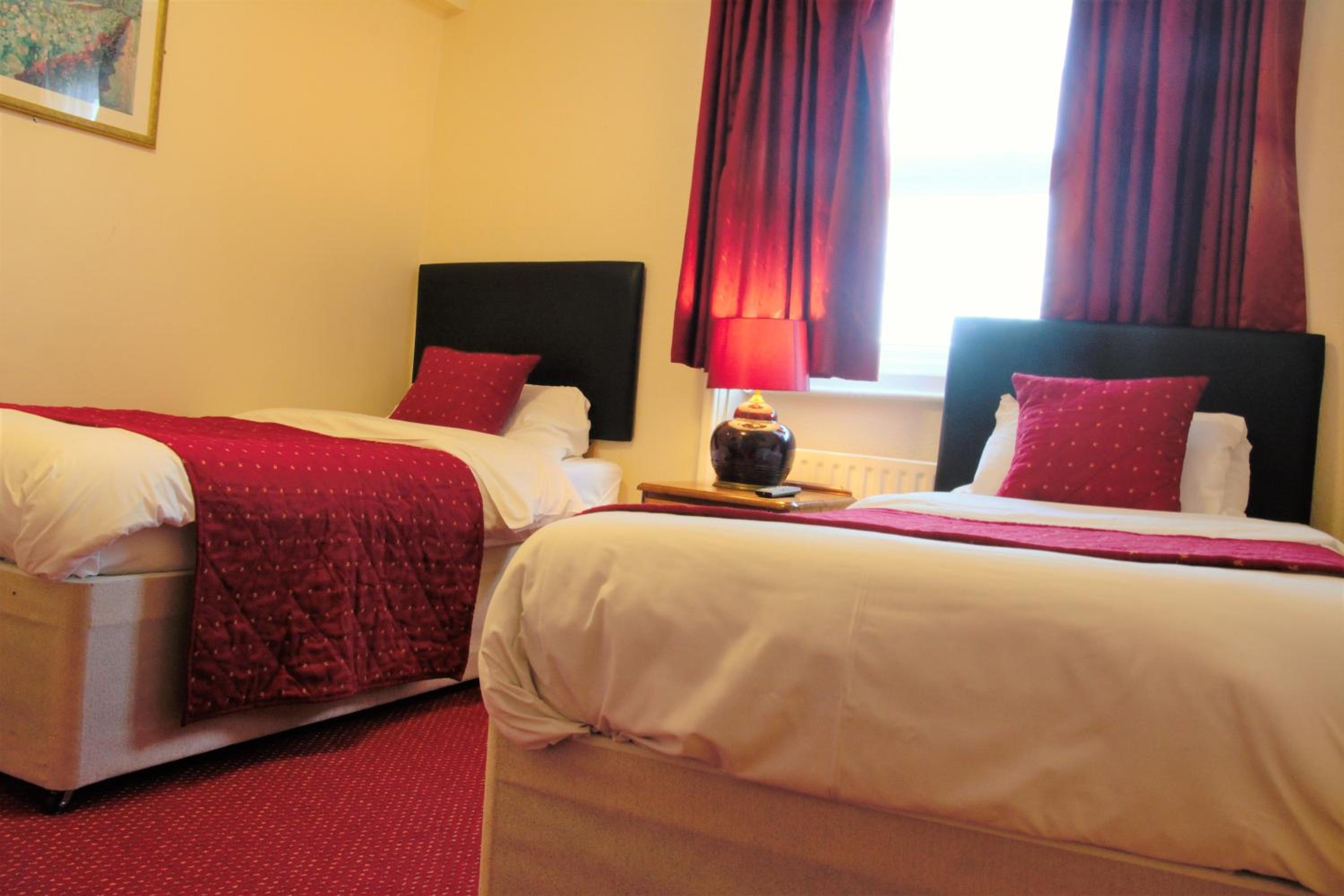 Twin Room with Private Bathroom - Photo 5
