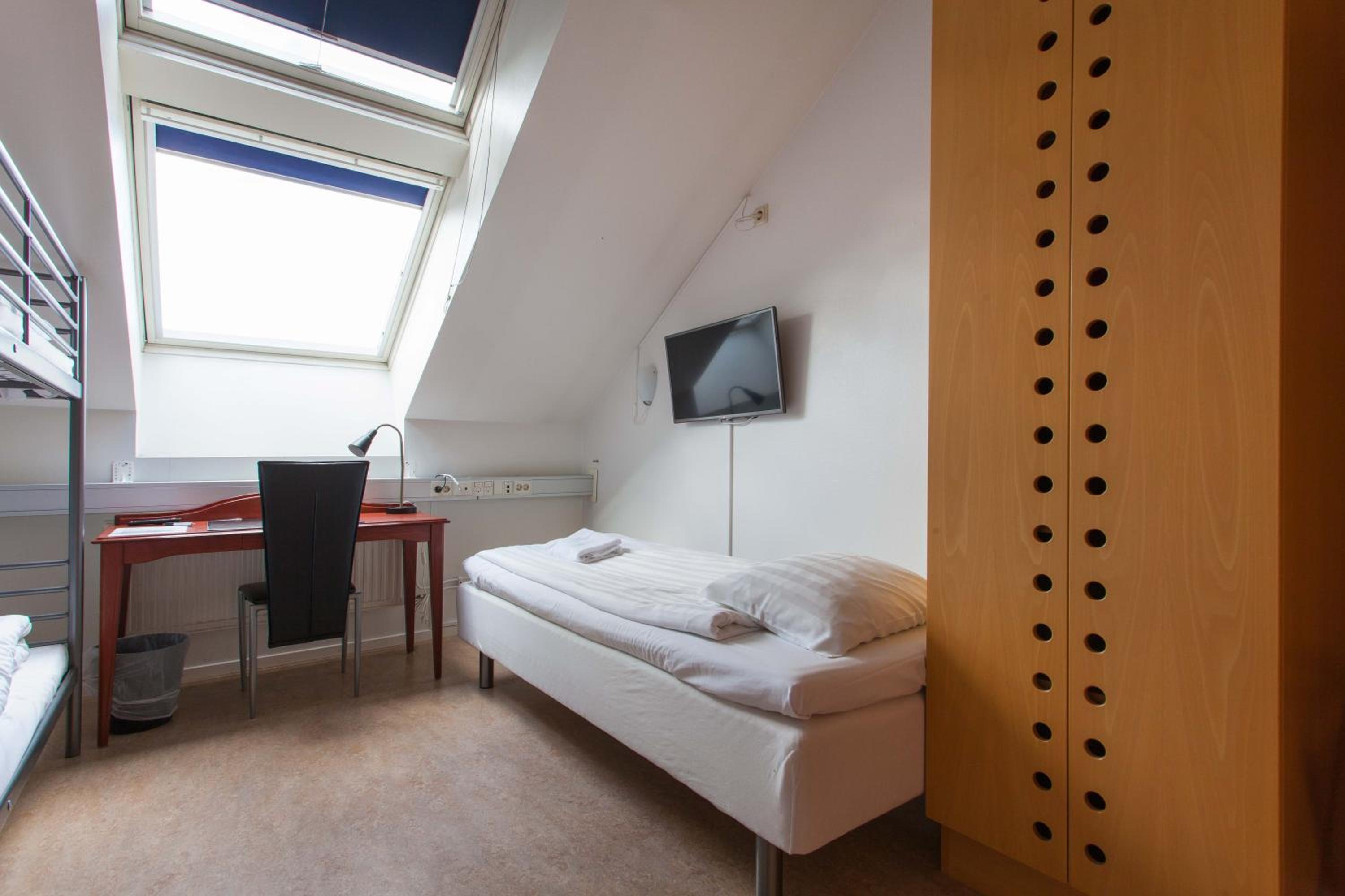 Basic Triple Room with Shared Bathroom photo 1