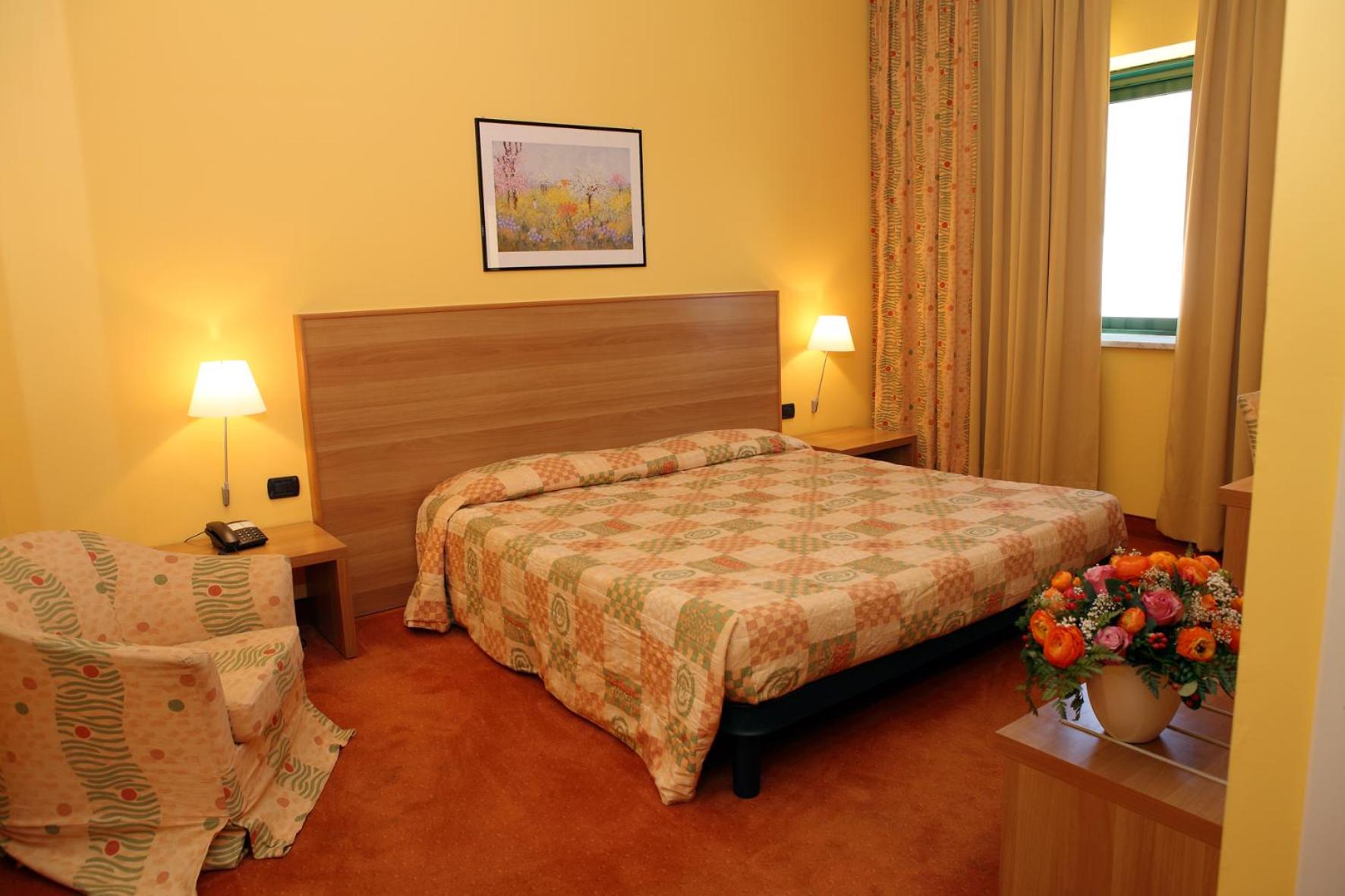 Standard Double or Twin Room - Photo 9