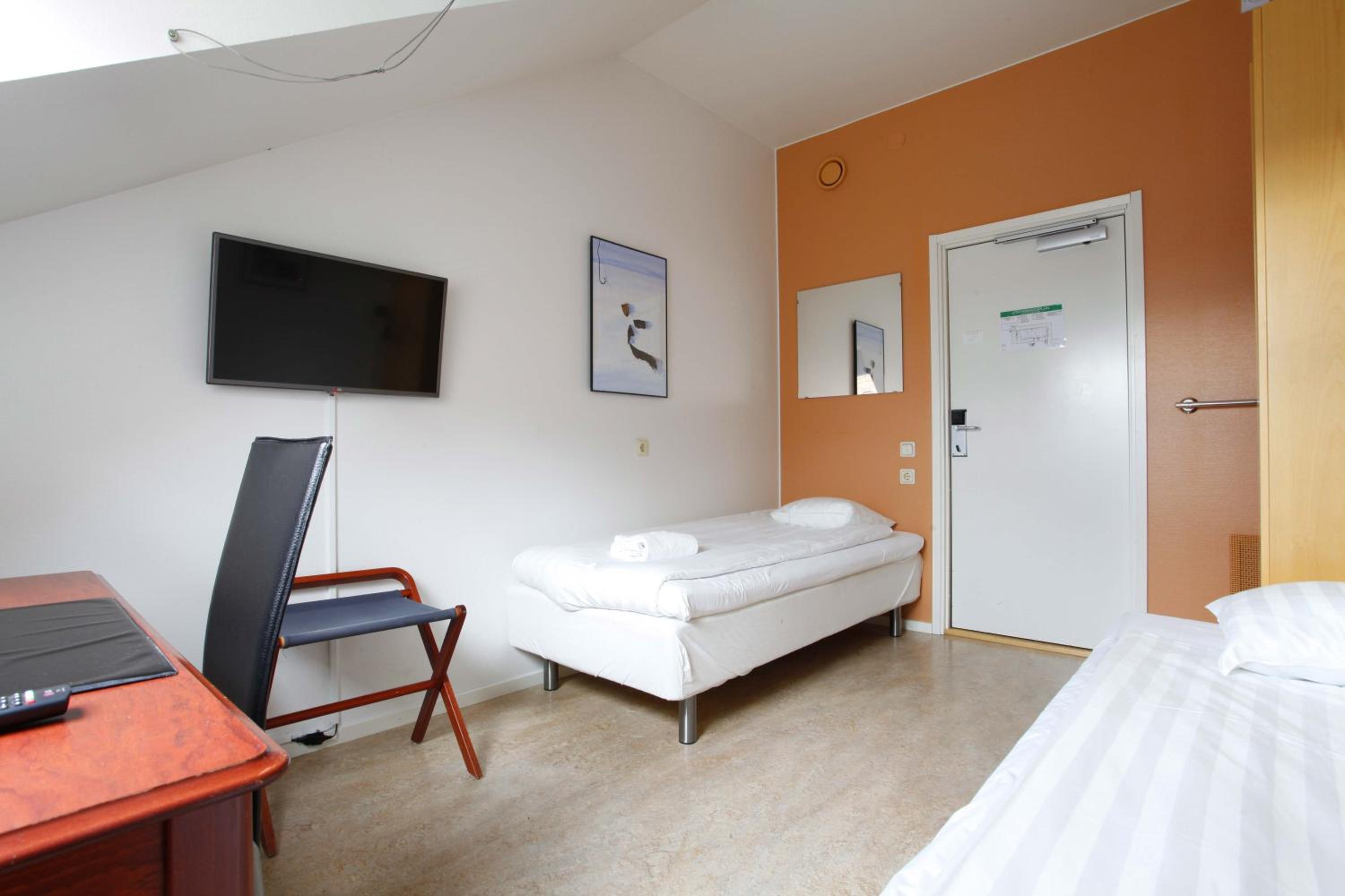 Standard Twin Room with Shared Bathroom photo 2