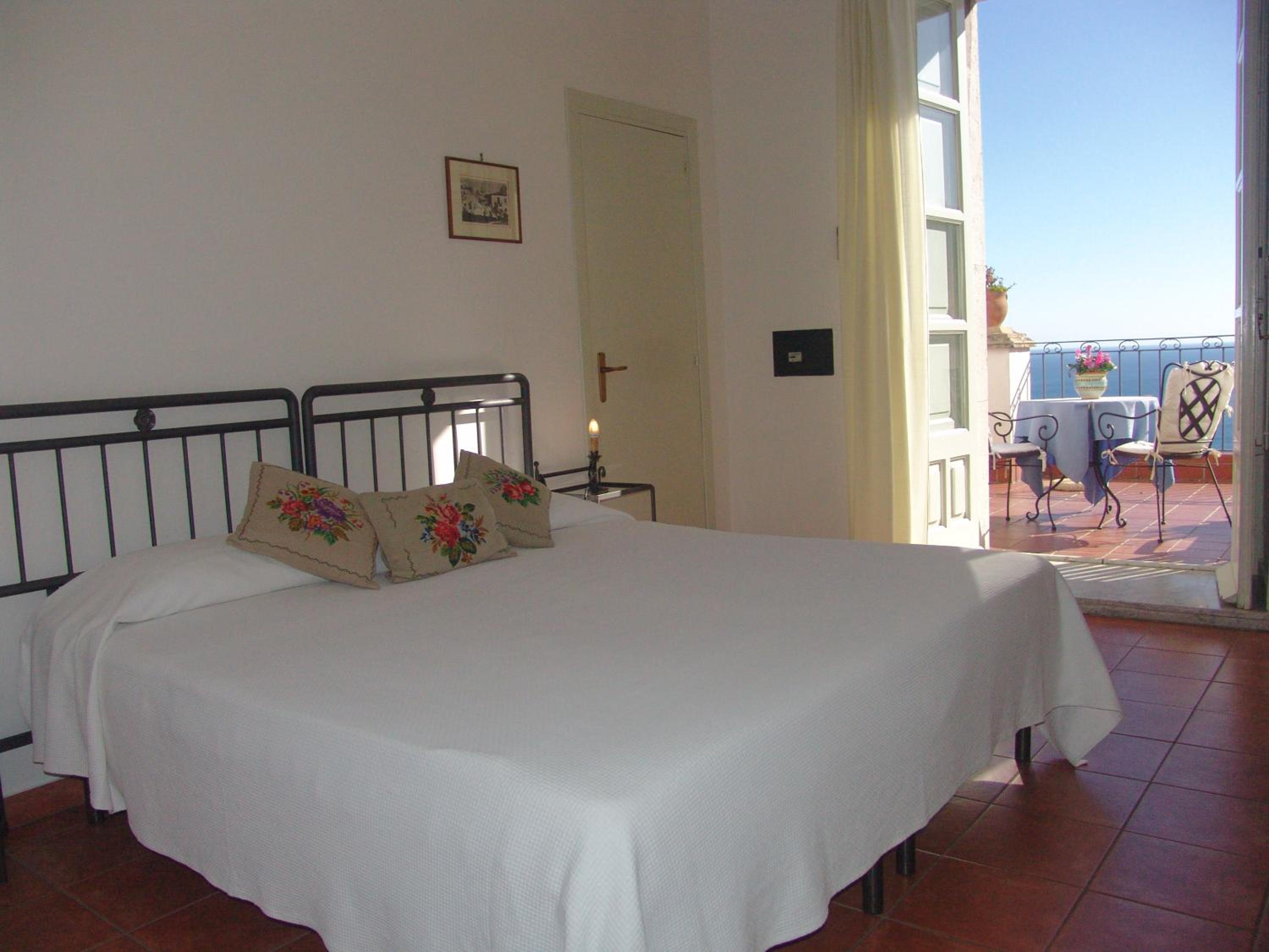 Double Room with Terrace and Sea View - Photo 11