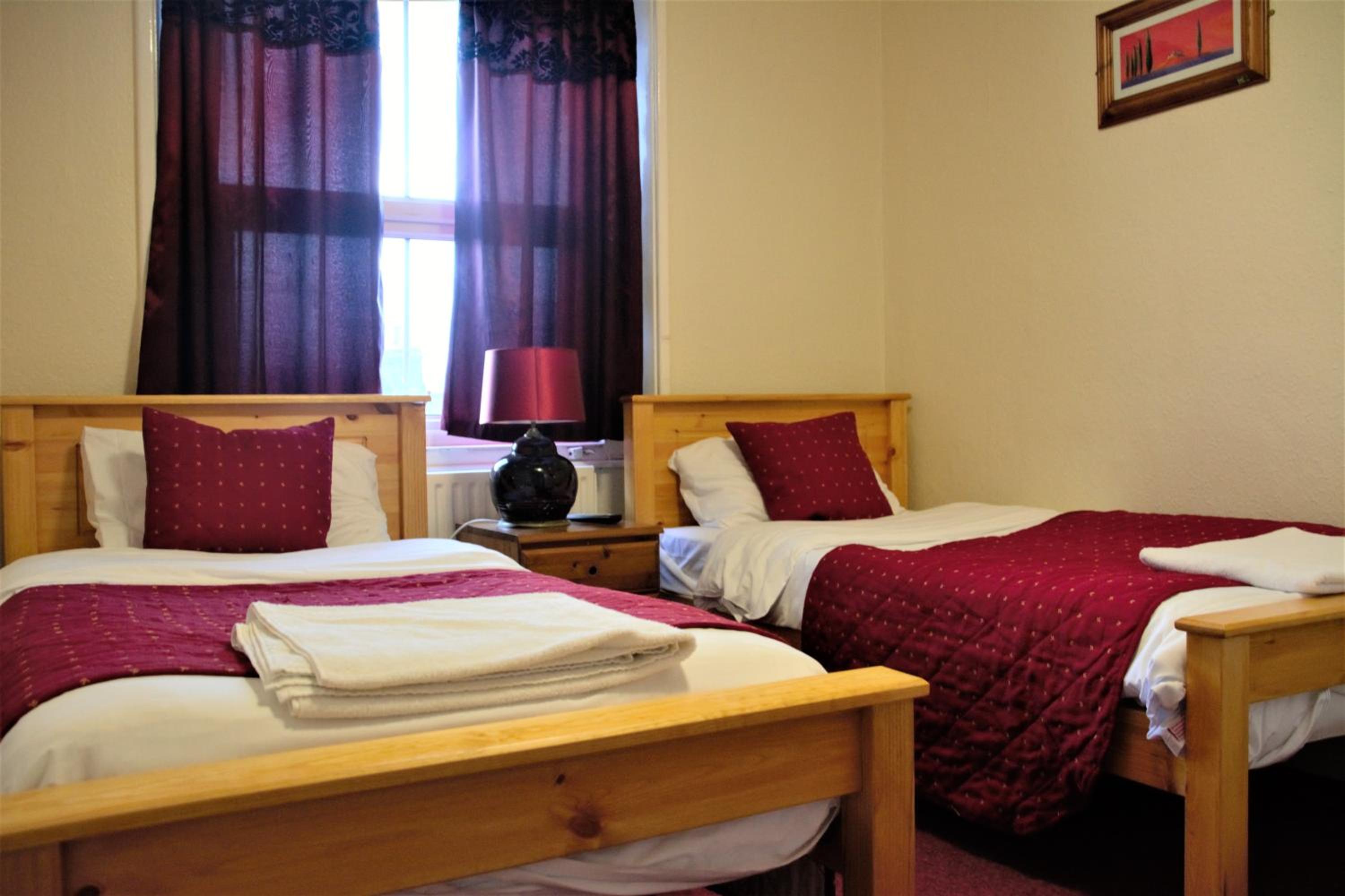 Twin Room with Private Bathroom - Photo 6