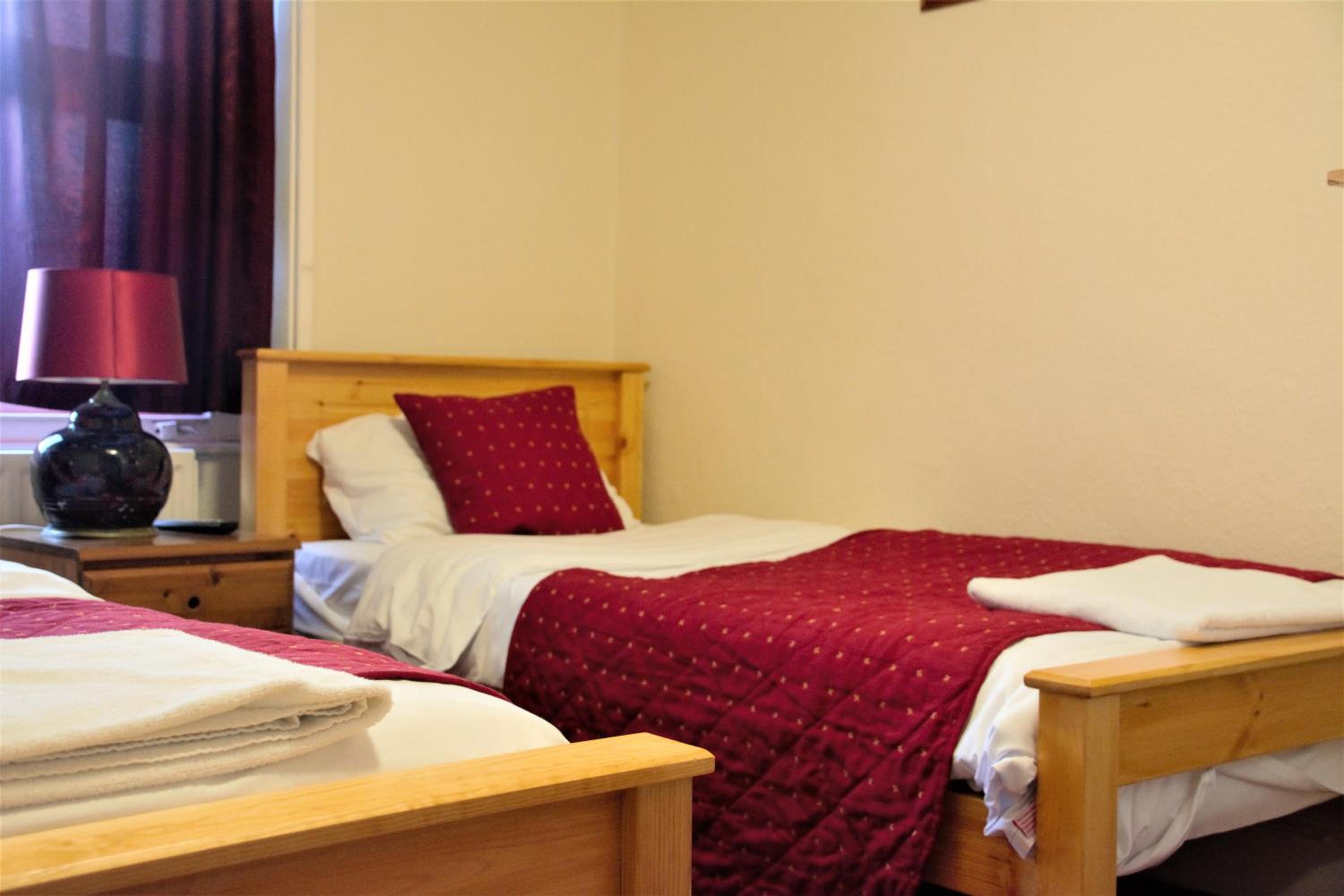 Twin Room with Private Bathroom - Photo 7