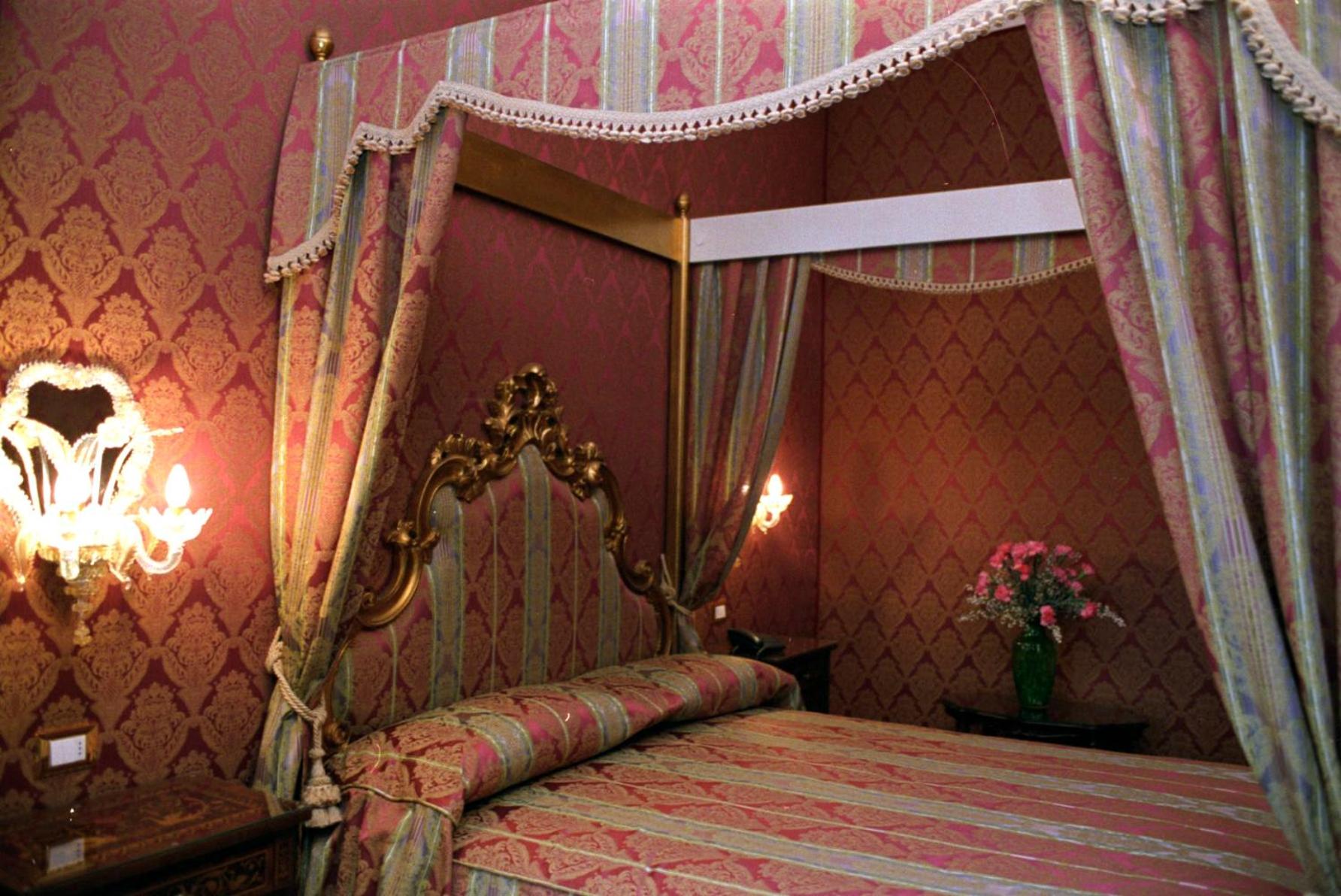 Junior Suite with Canal View (4 Adults) photo 3
