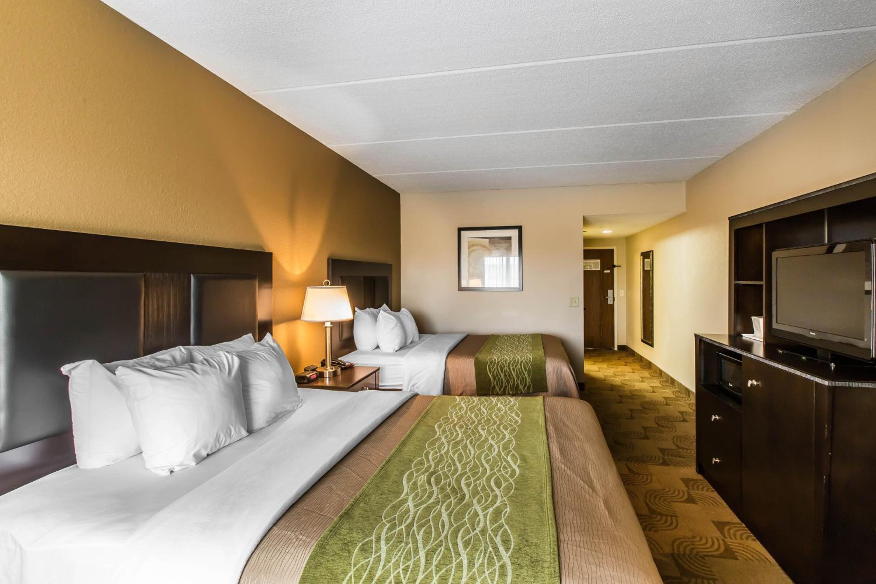 Queen Room with Two Queen Beds - Non-Smoking - Photo 4