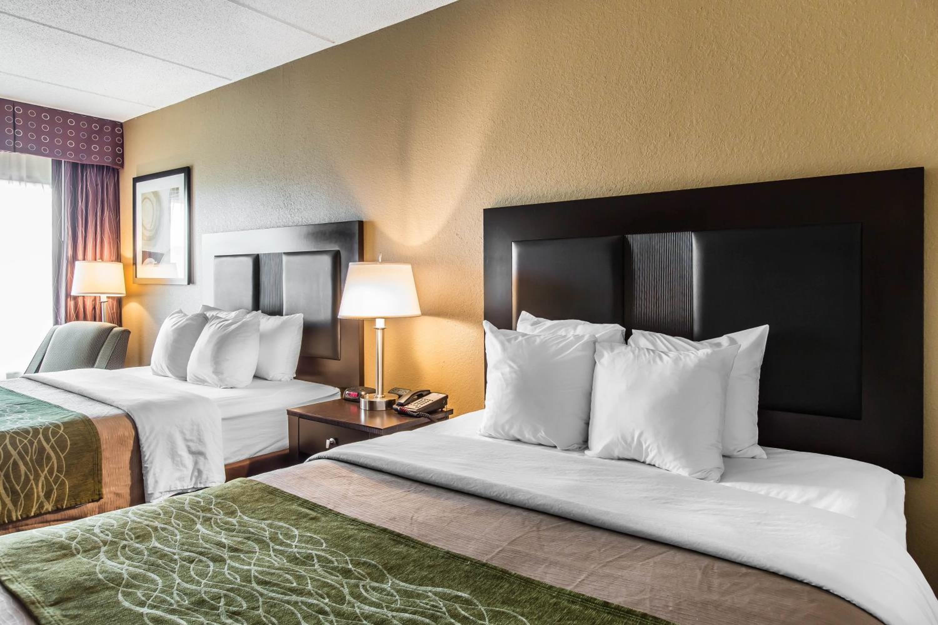 Queen Room with Two Queen Beds - Non-Smoking - Photo 2