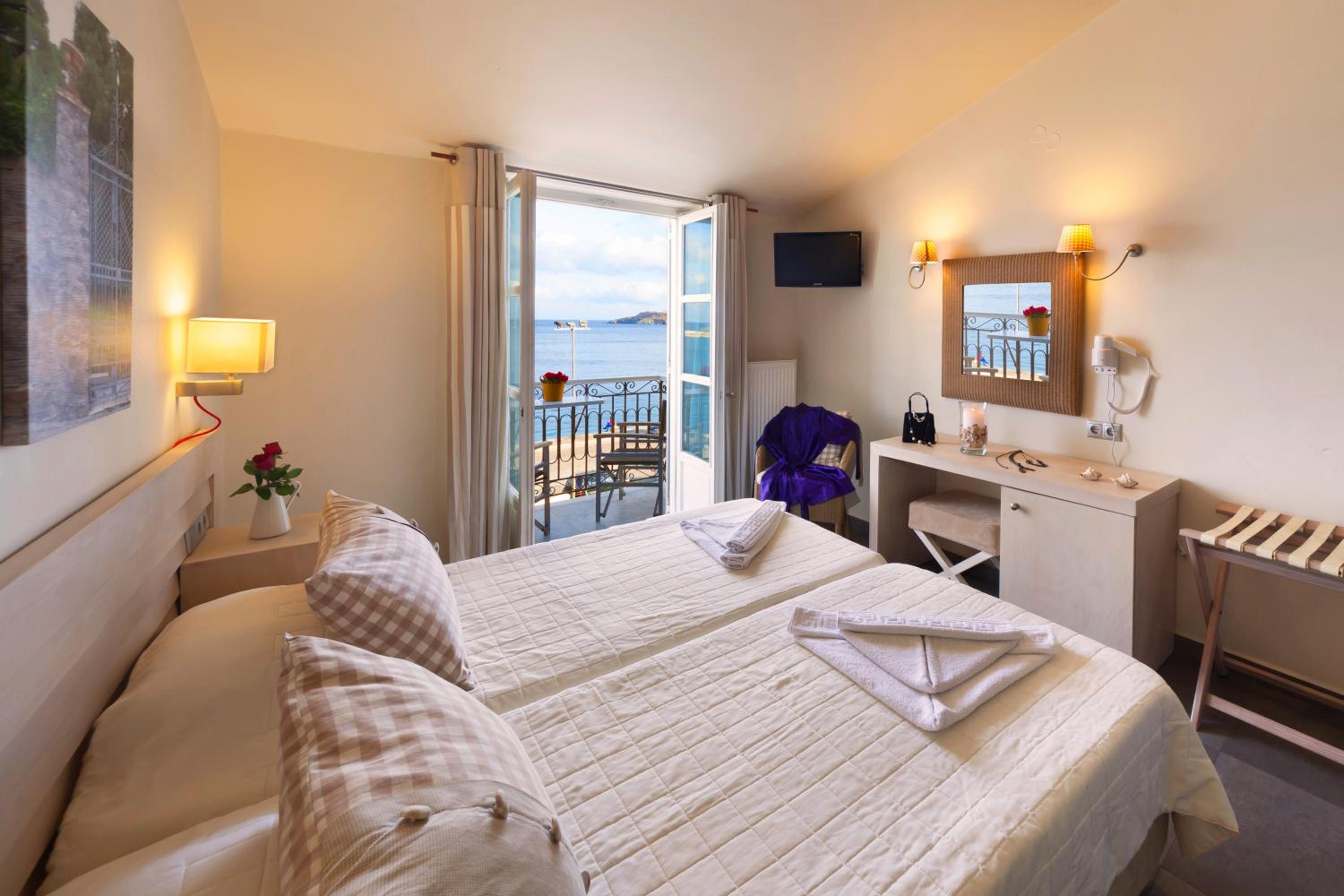 Twin Room with Balcony and Sea View photo 3