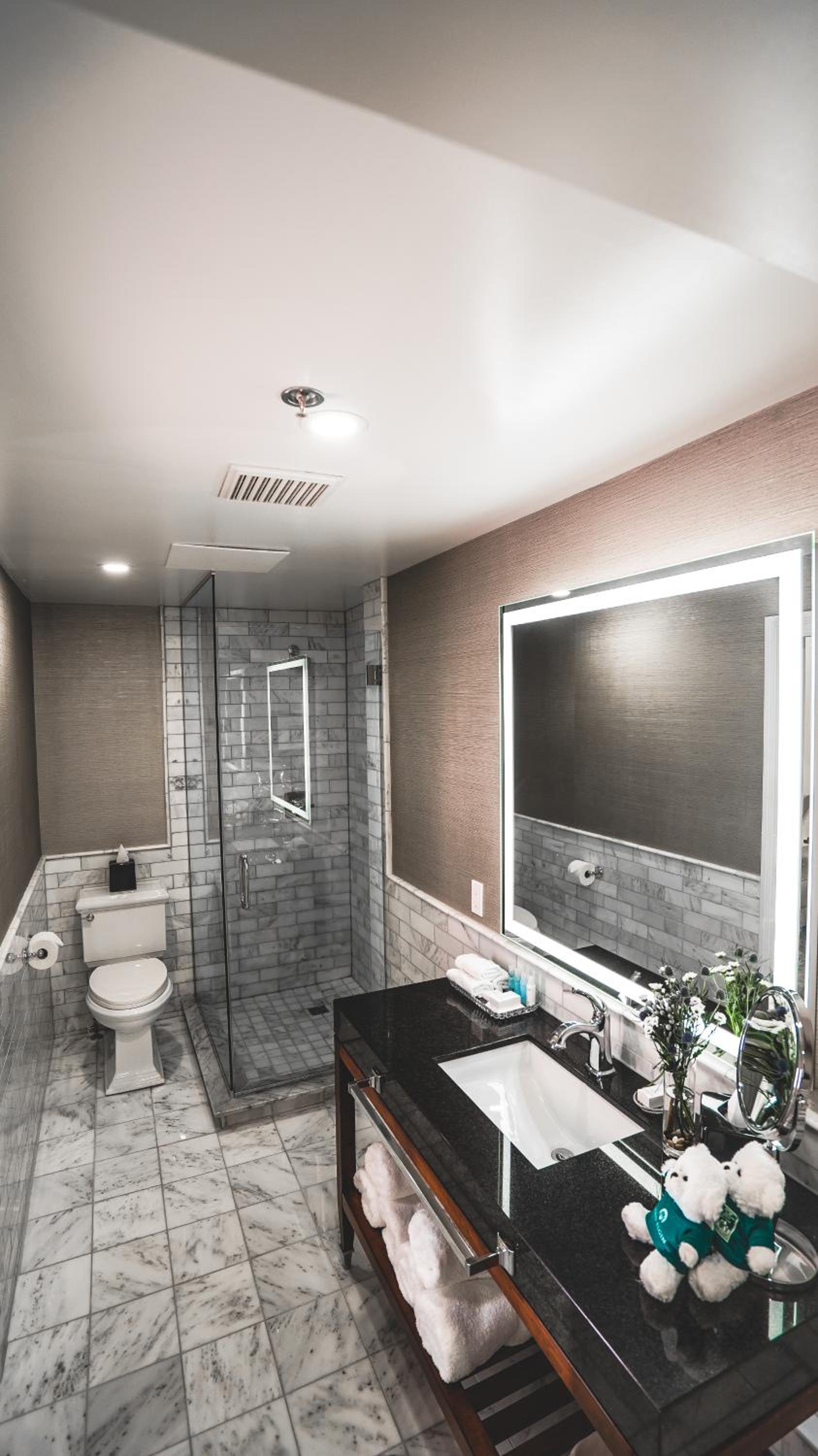 Executive King Room thumbnail 5