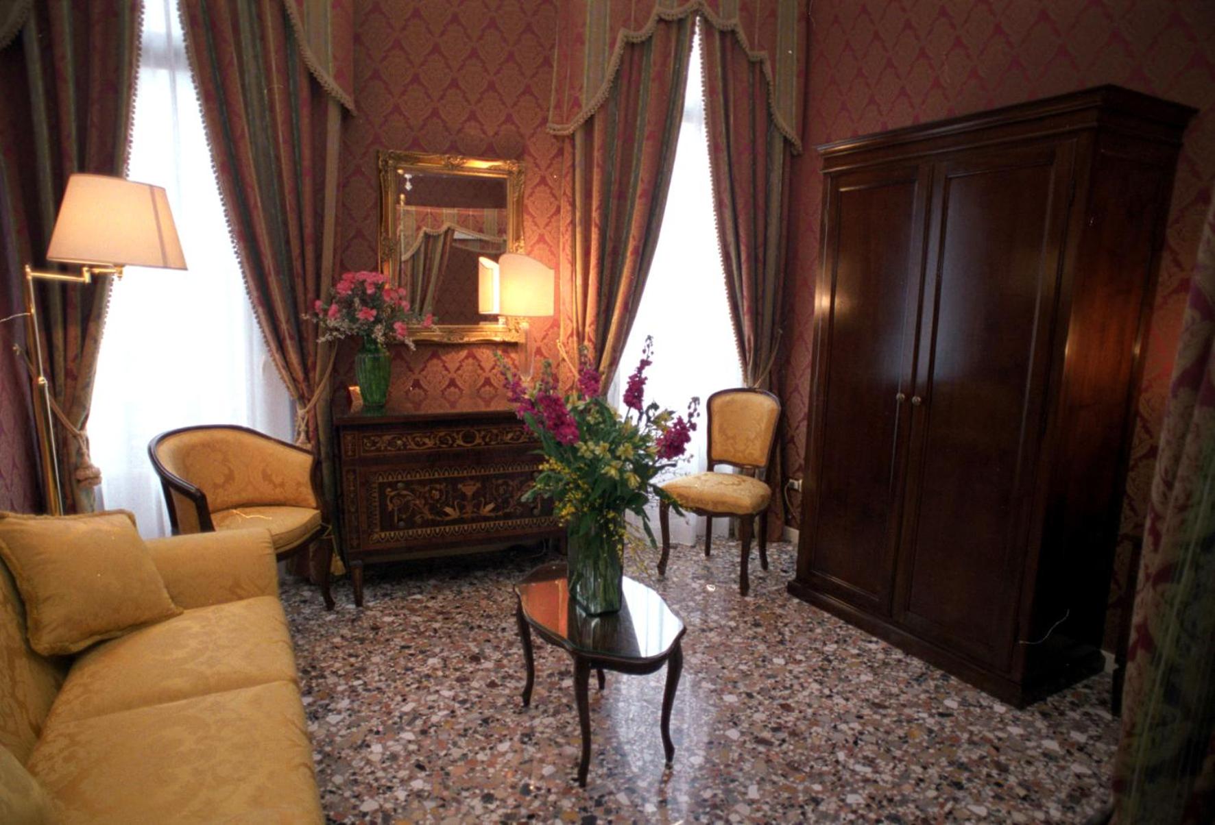 Junior Suite with Canal View (4 Adults) photo 2
