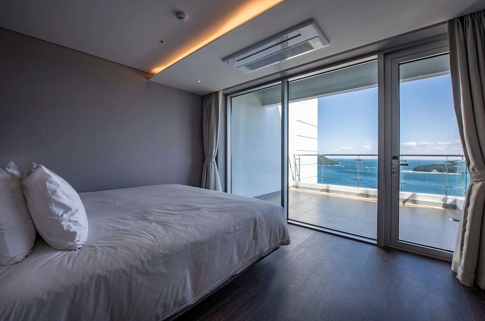 Suite, 1 King Bed, Non Smoking