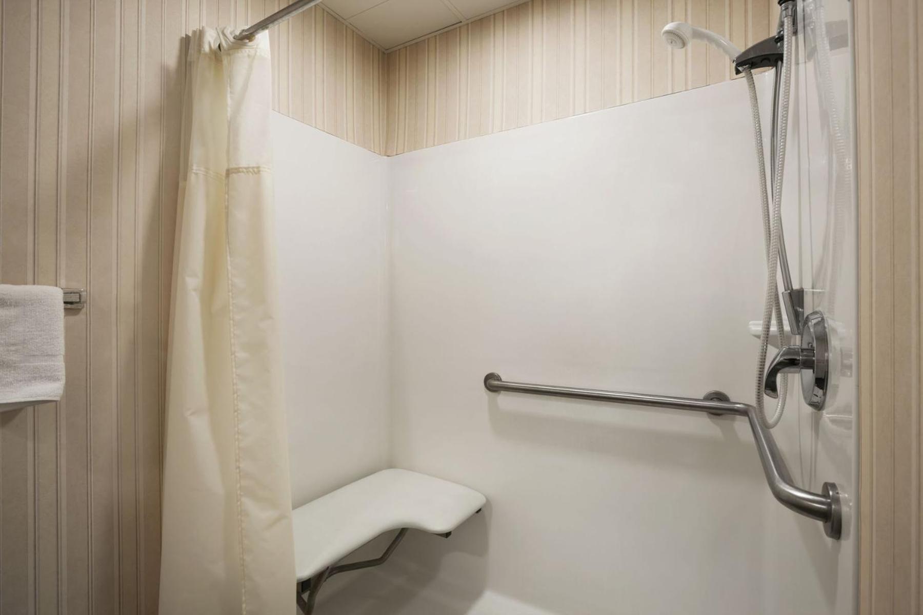 King Room - Disability Access - Non-Smoking - Photo 4