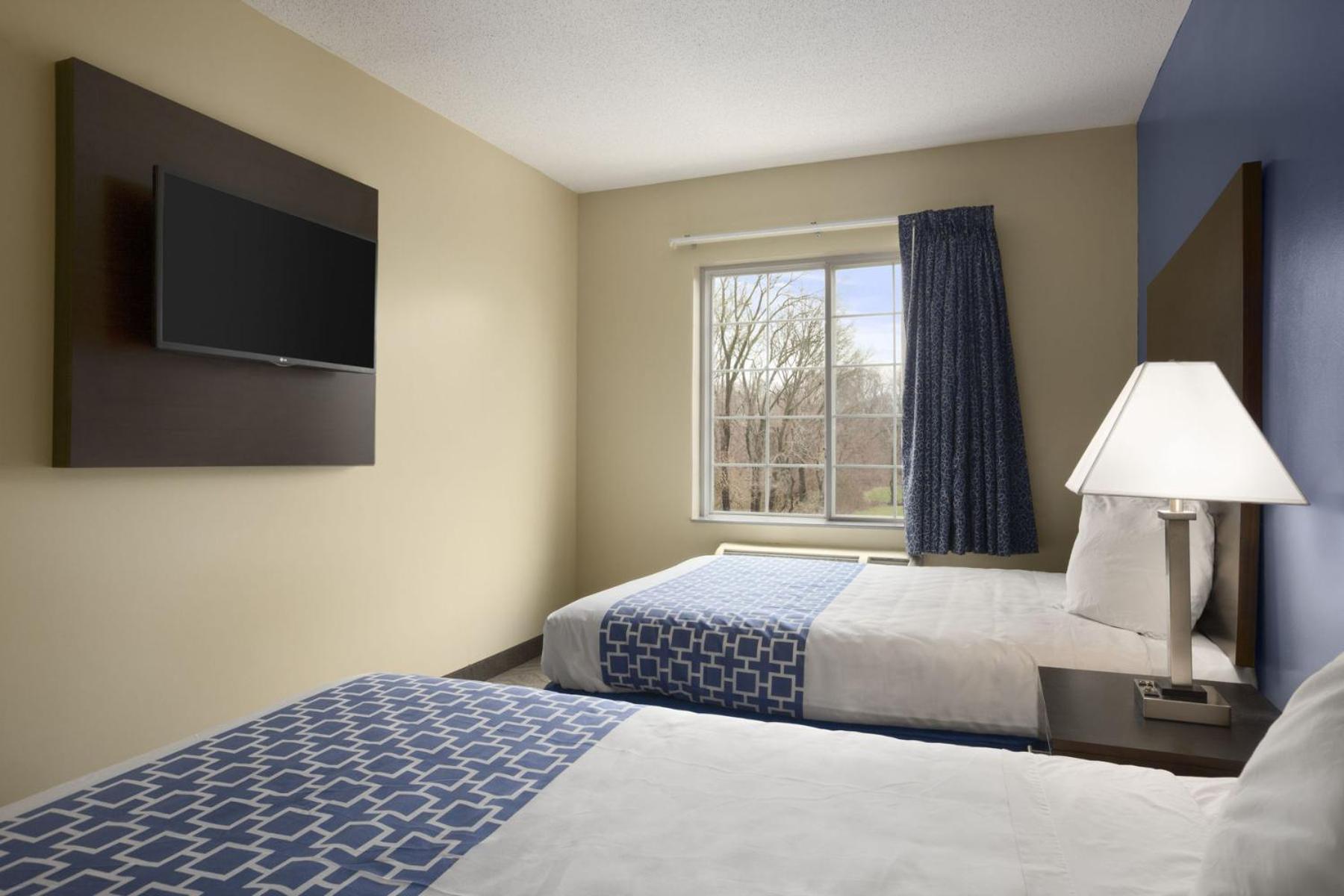 Queen Room with Two Queen Beds - Non-Smoking - Photo 3