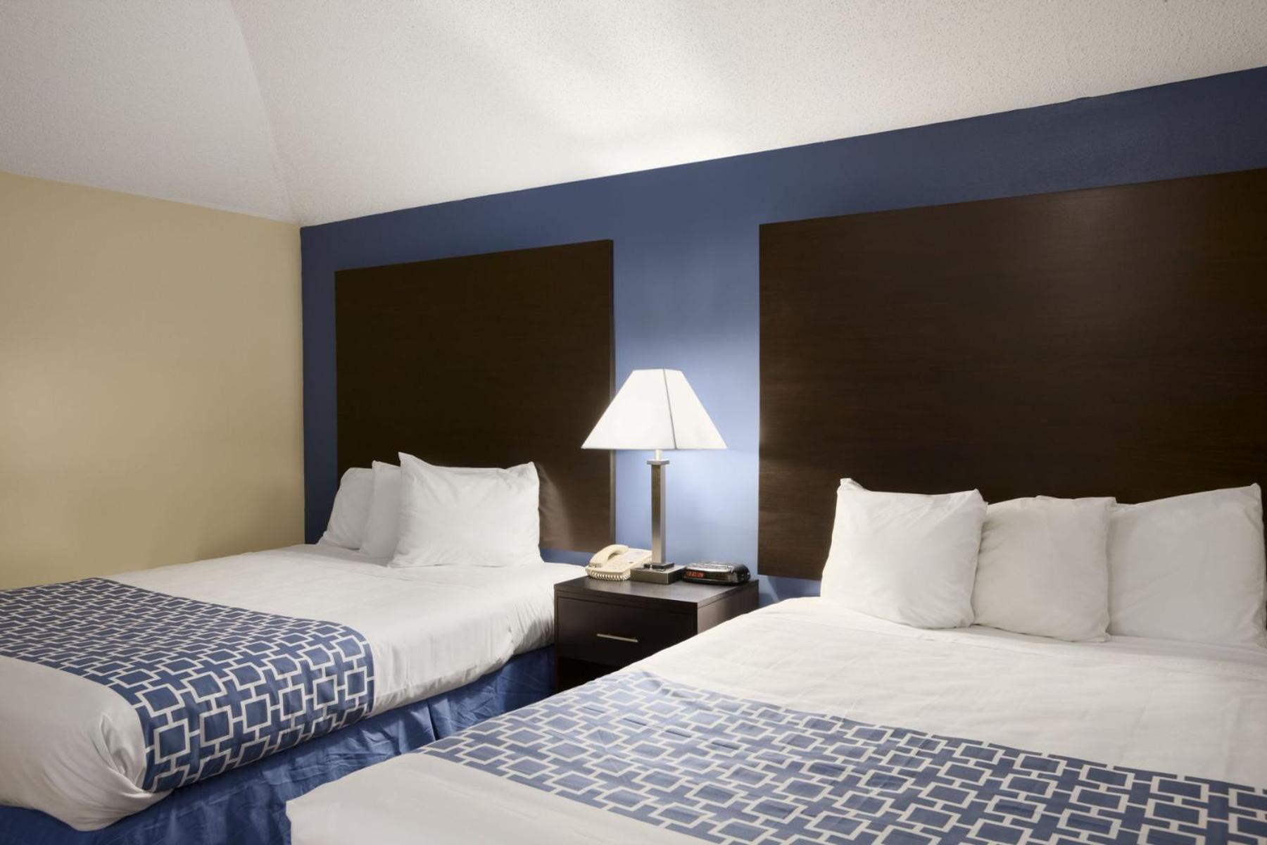 Queen Room with Two Queen Beds - Non-Smoking - Photo 4