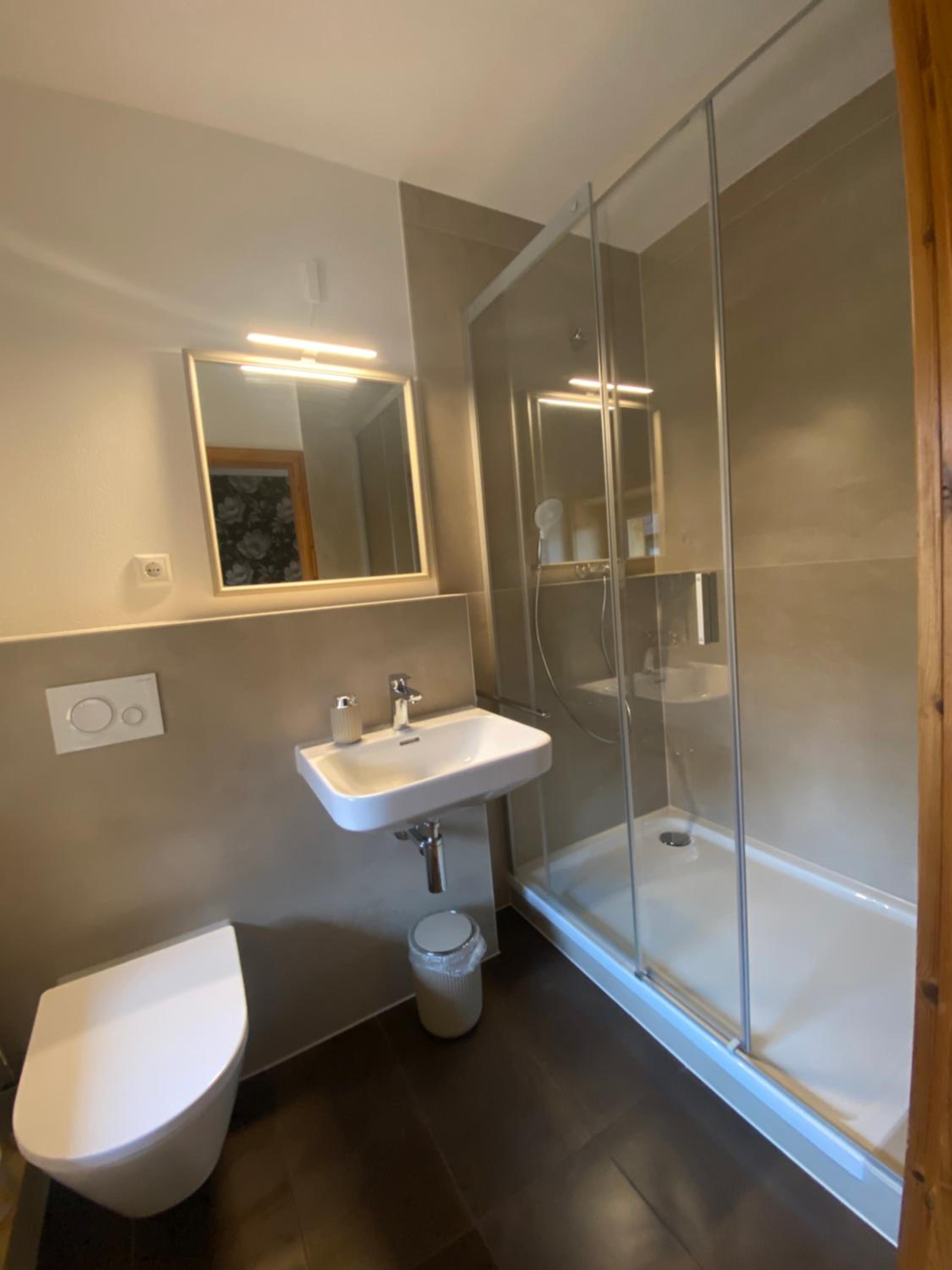 Family Room with Private Bathroom photo 2