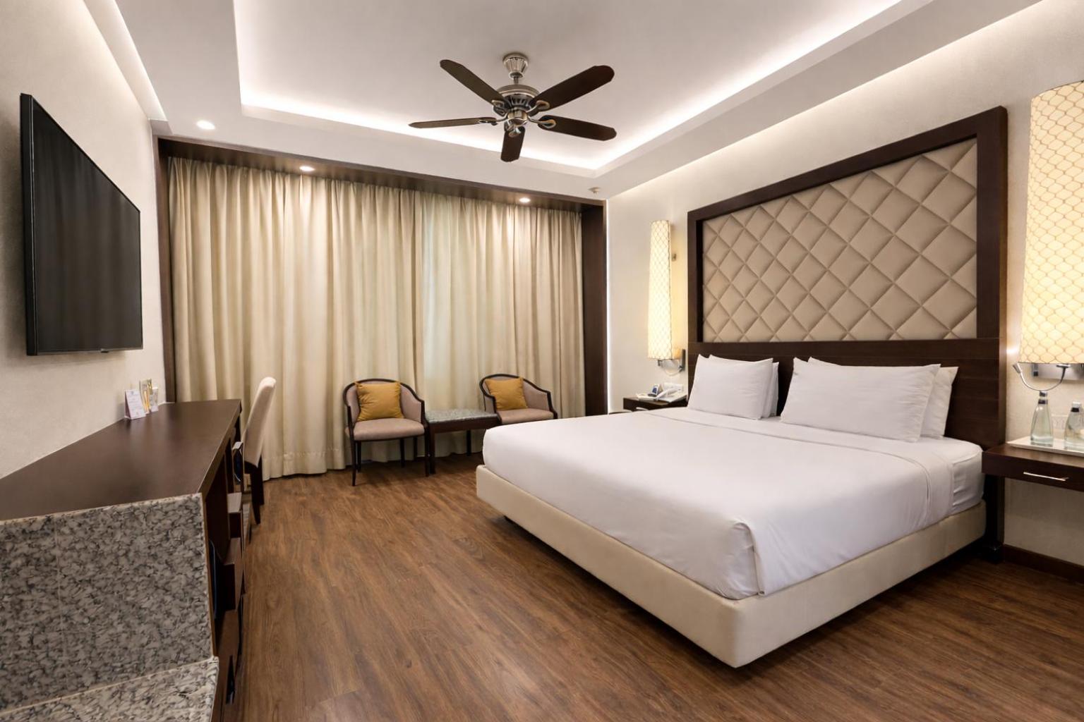Deluxe Room King Bed City View