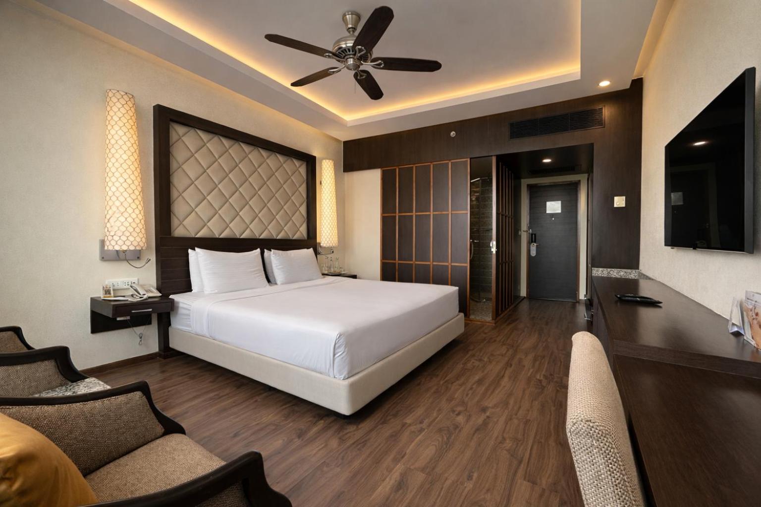 Deluxe Room King Bed City View