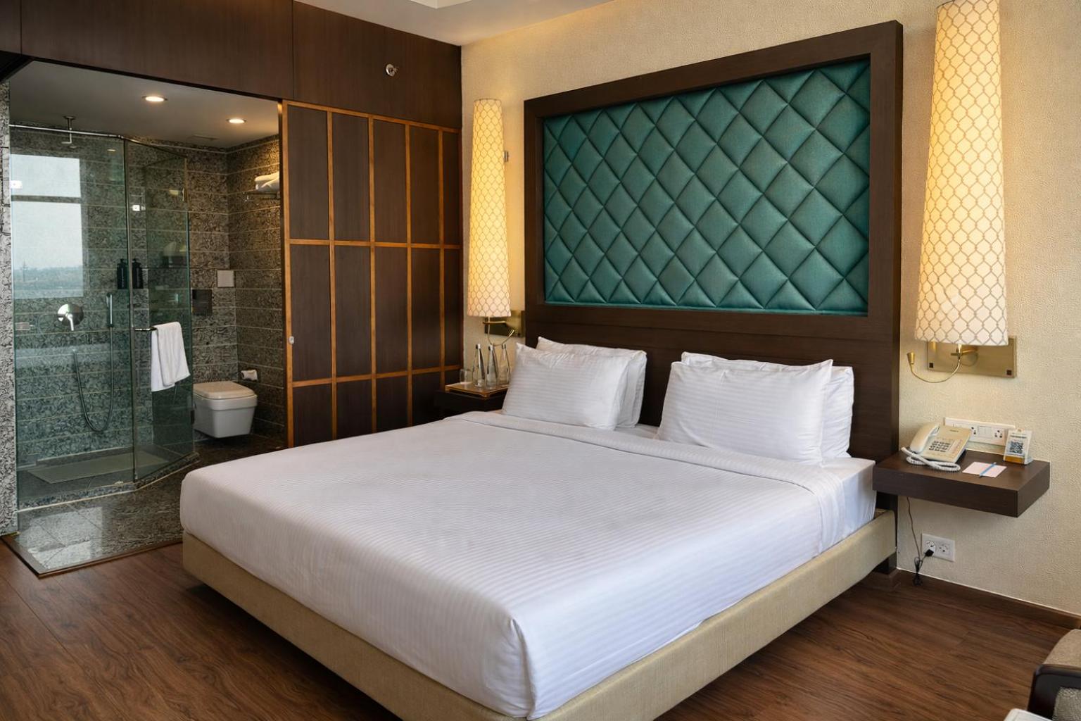 Deluxe Room King Bed City View photo 3