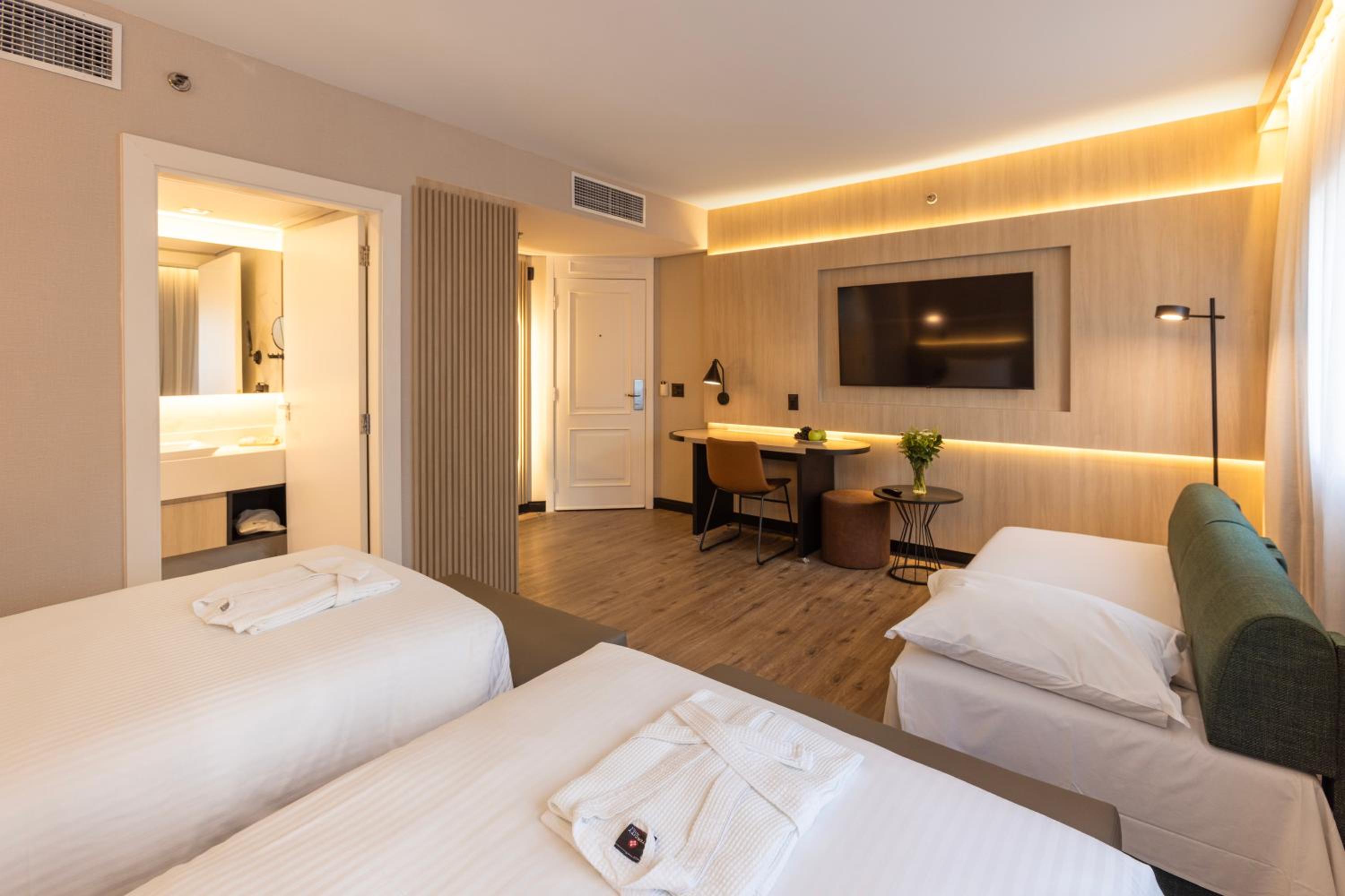 Luxo Triplo Twin - 2 Camas Solteiro e 1 Sofá Cama