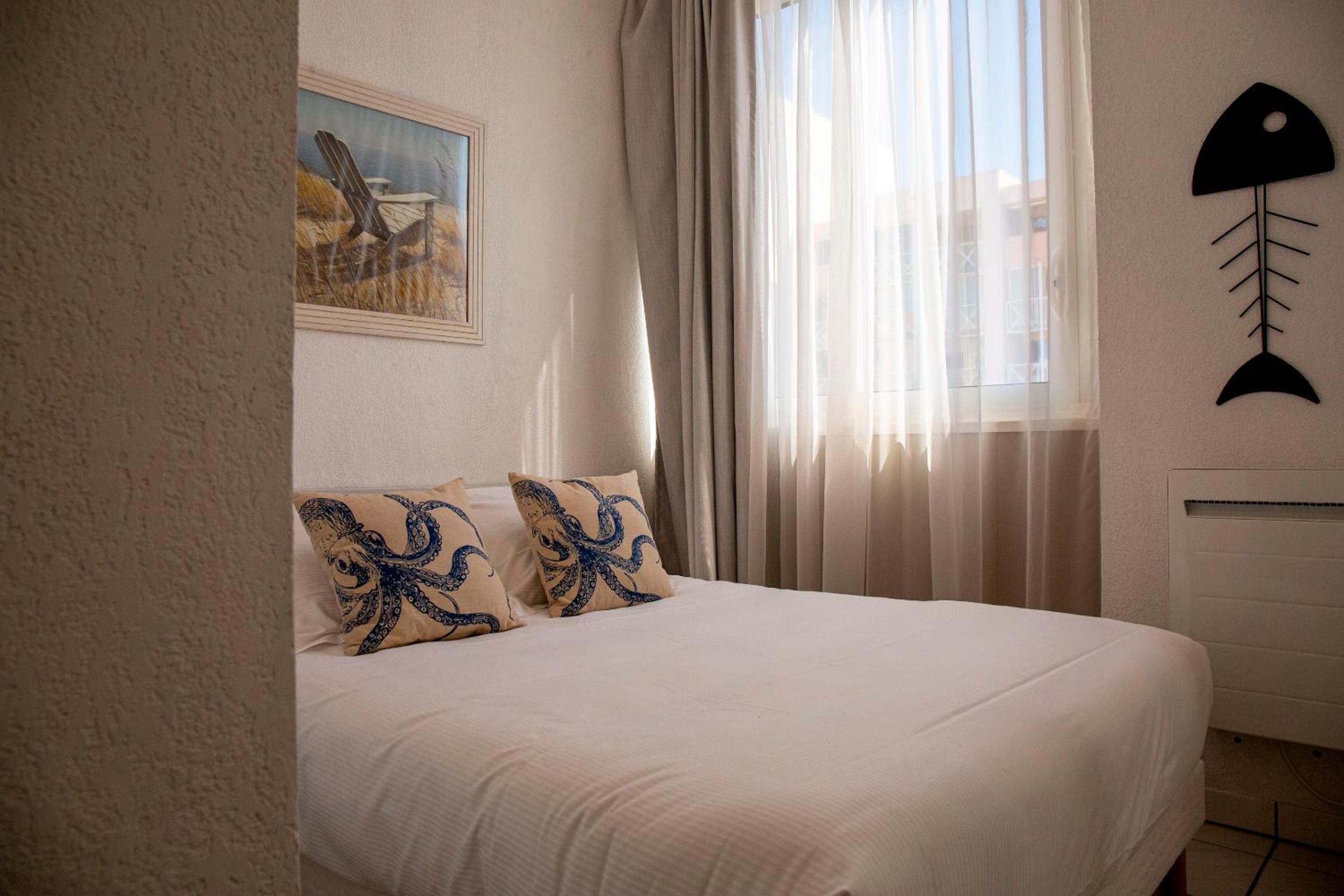 Deluxe One-Bedroom Apartment with Harbor View photo 3