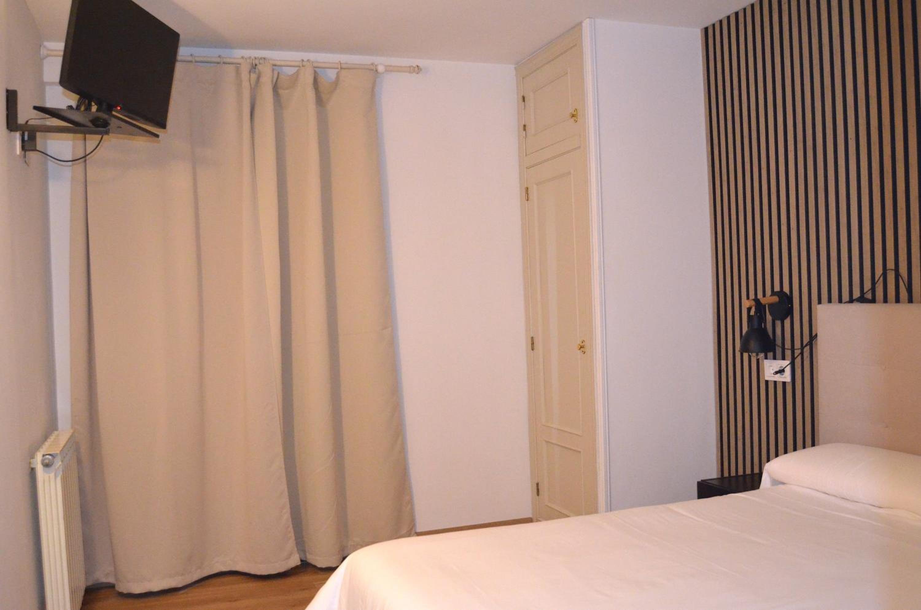 Deluxe Double Room - Photo 7
