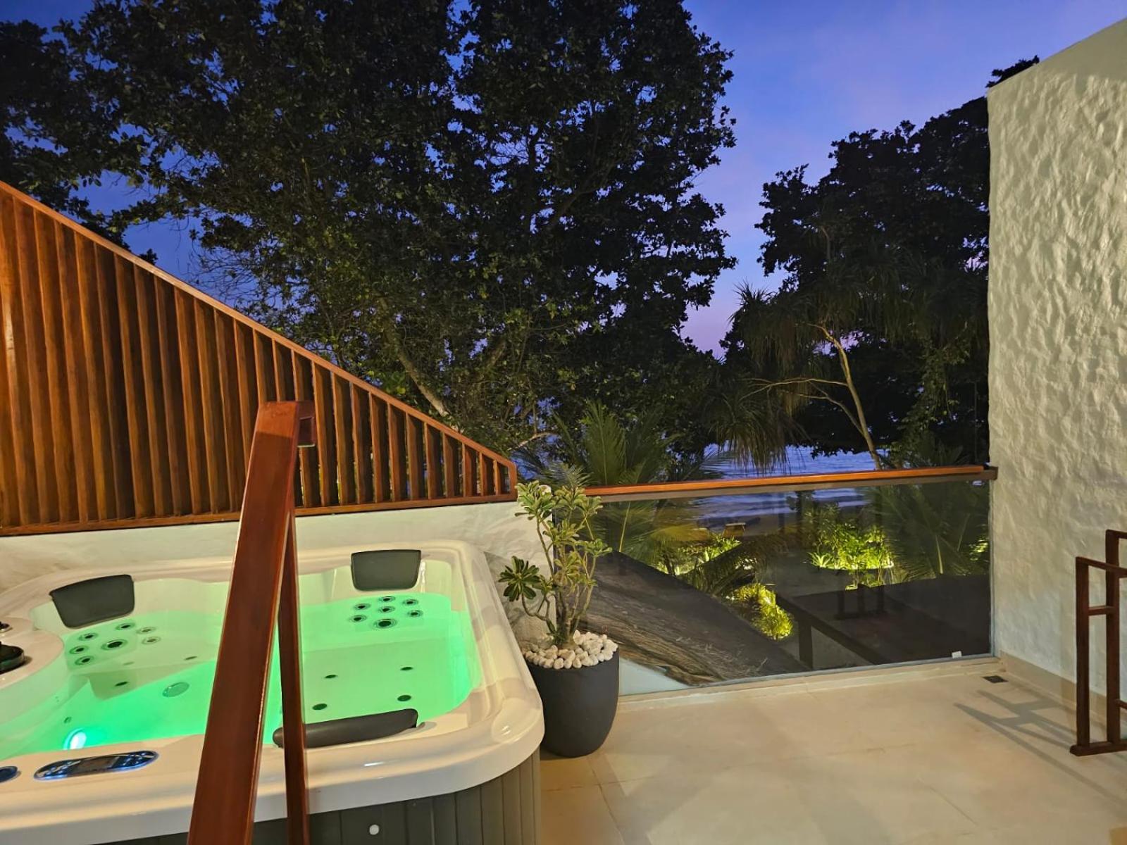 Seaview Family Room with Jacuzzi photo 1