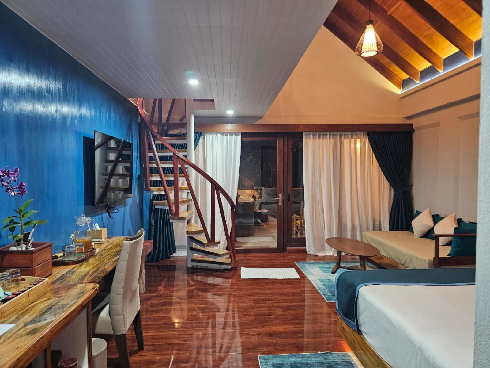 Seaview Family Room with Jacuzzi photo 3