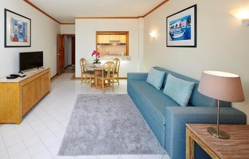 One-Bedroom Apartment with Pool View - Photo 5