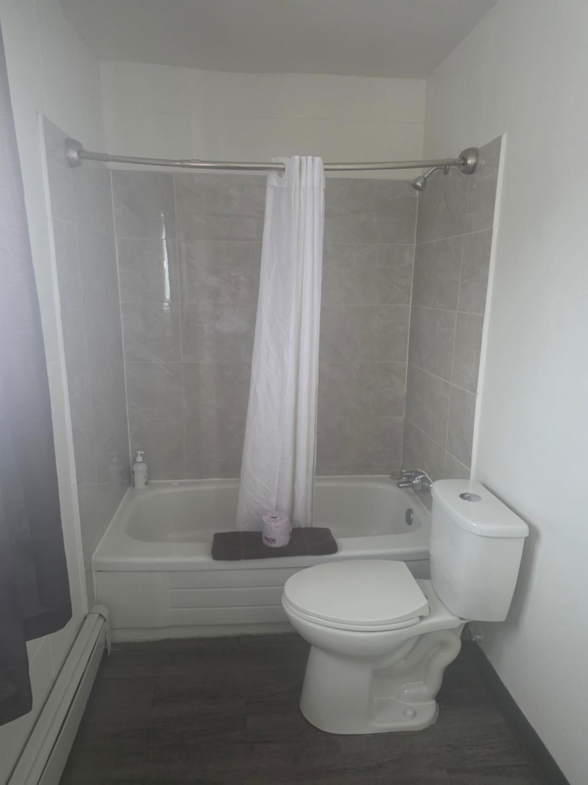 Queen Room - Pet Friendly/Non-Smoking photo 2