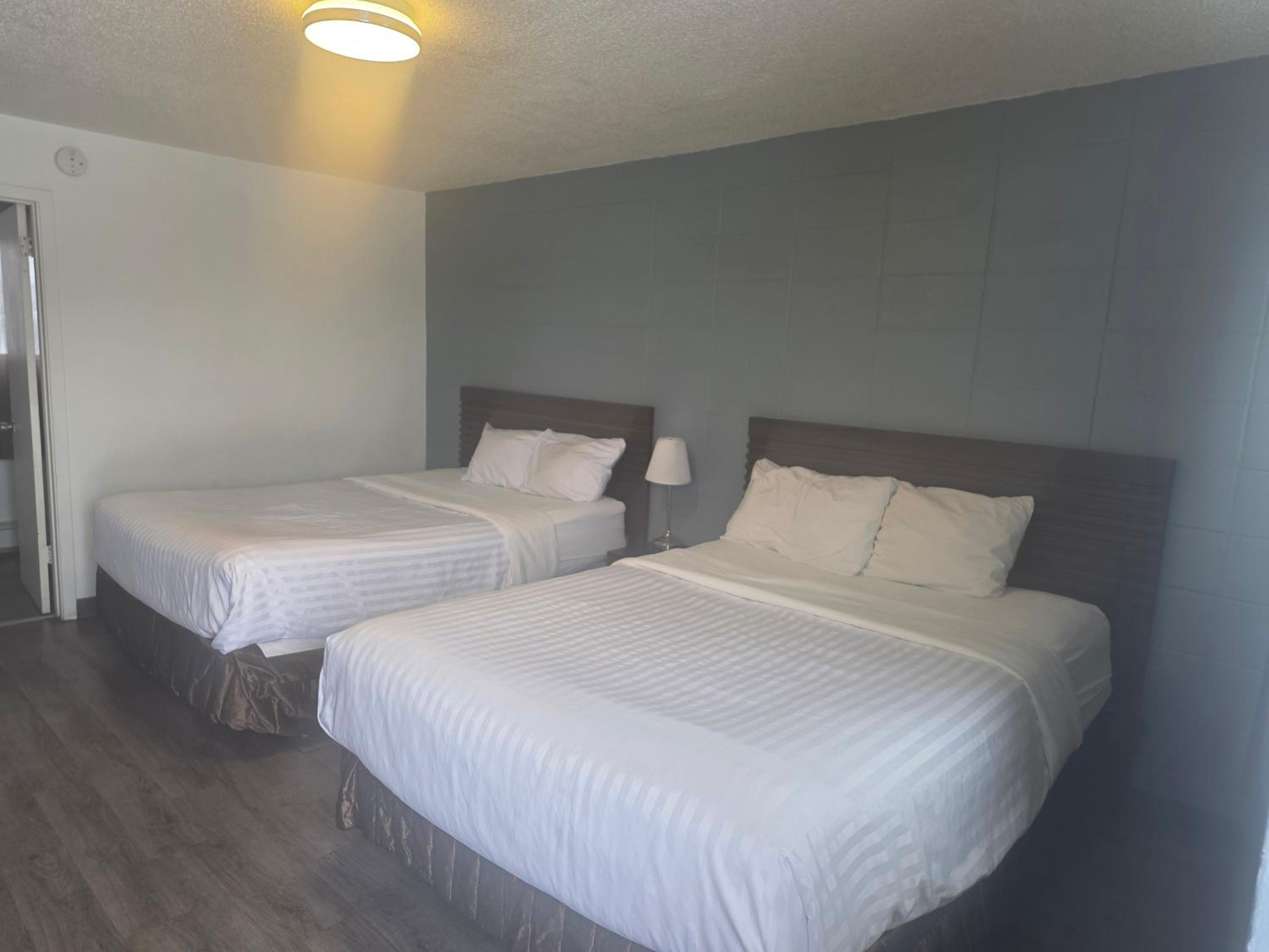 Queen Room with Two Queen Beds - Pet Friendly/Non-Smoking photo 3