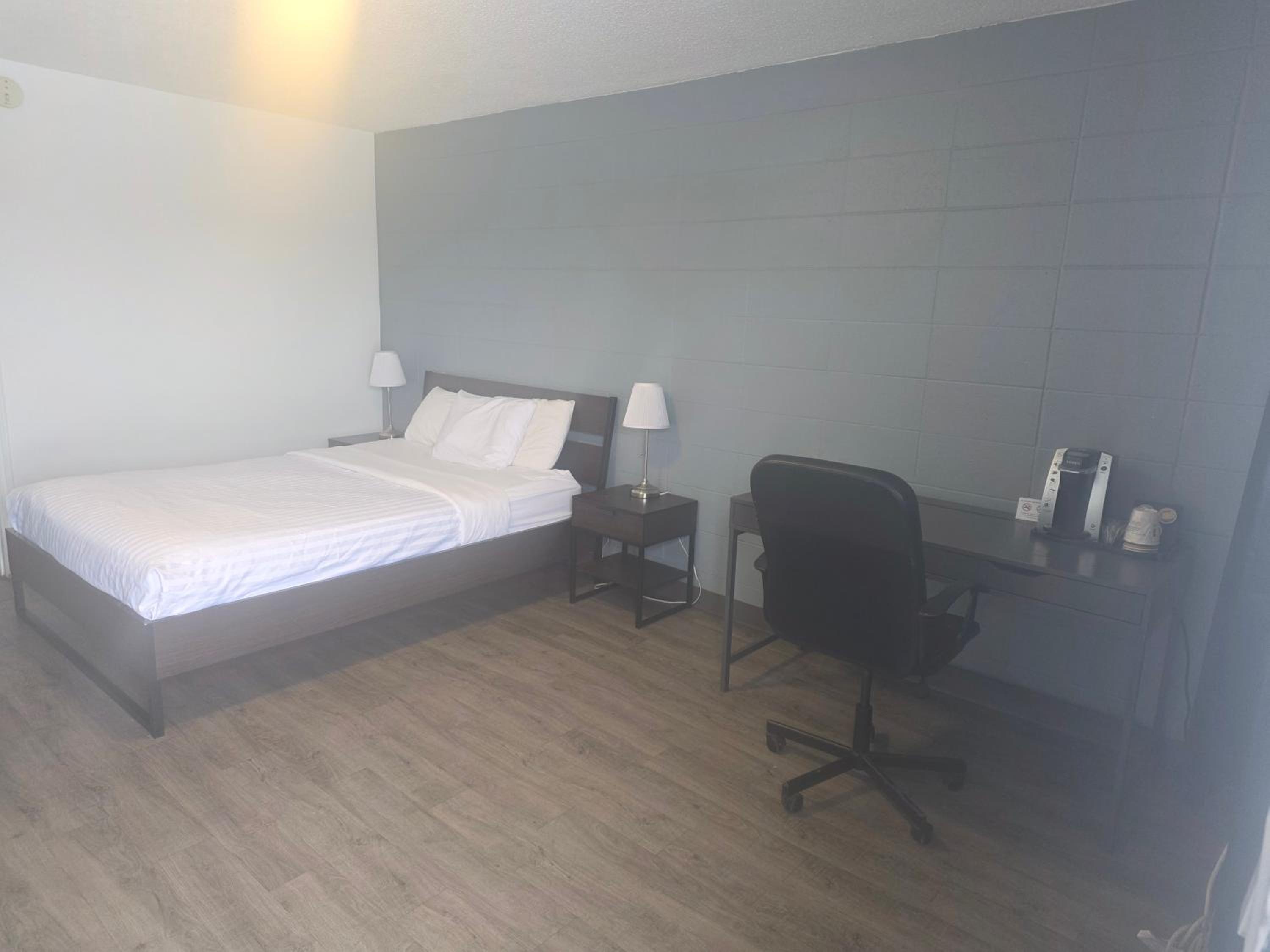 Queen Room - Pet Friendly/Non-Smoking photo 3