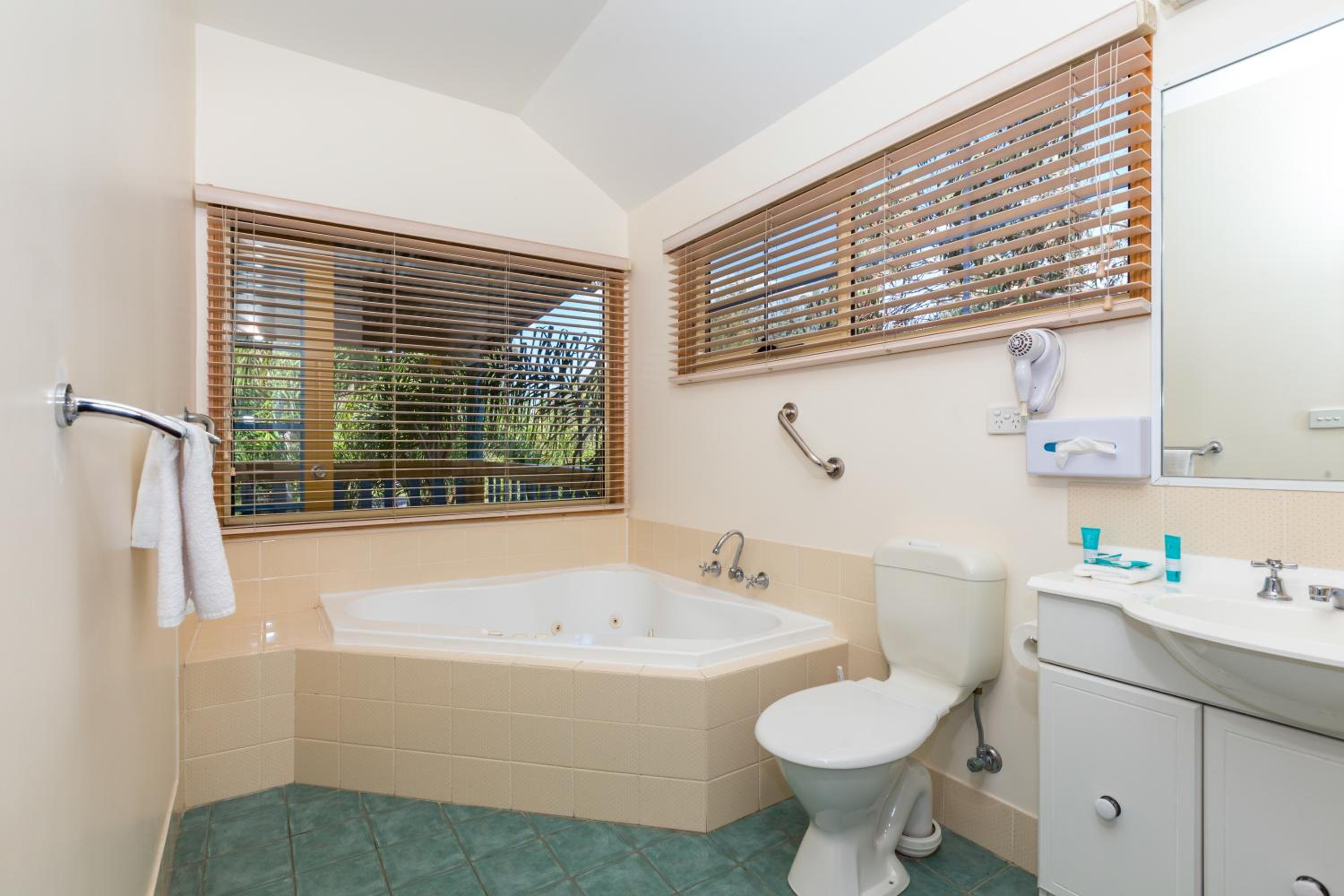 Deluxe Ocean View Three-Bedroom Villa photo 3